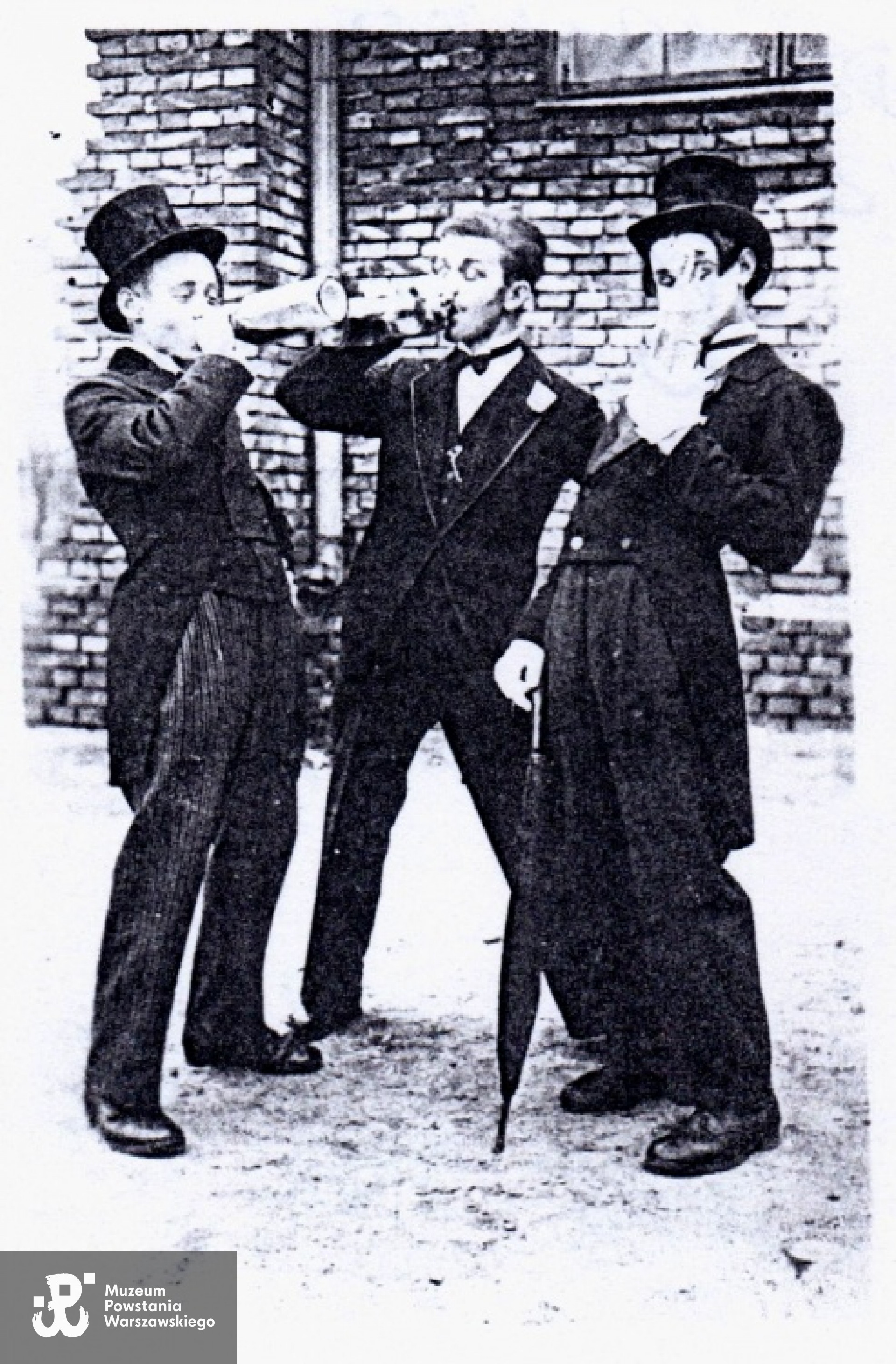 Zdjęcie wykonane w czasie przygotowań do przedstawienia "Klub Kawalerów" Bałuckiego w Teatrze Młodzieżowym [Dziecięcym] w Rembertowie w 1942 r.  Ze zbiorów Pawła Królikowskiego / Archiwum 2. HBAP "Żbik"