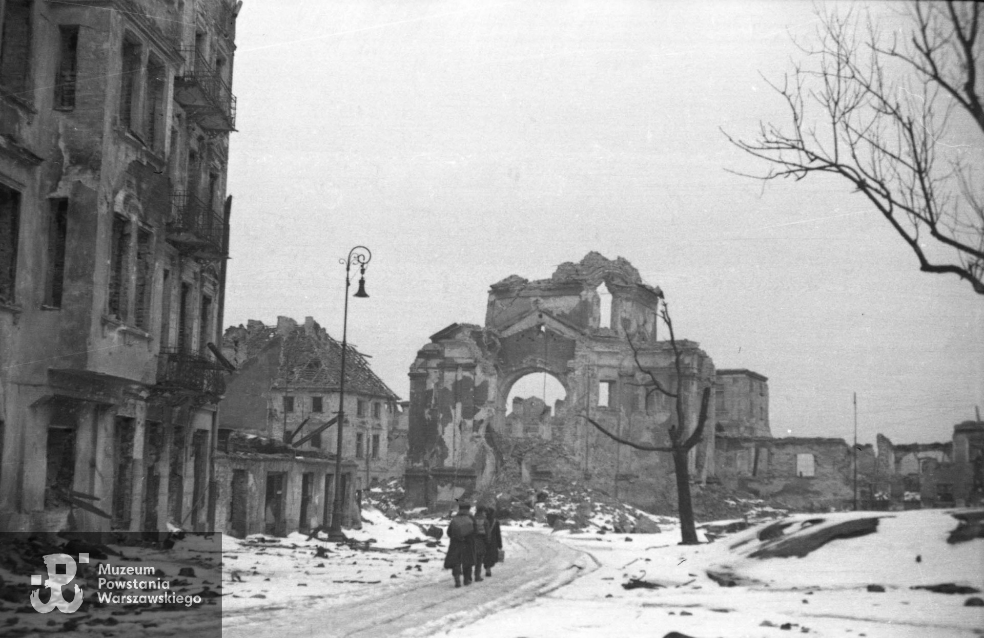 Powojenna dokumentacja zniszczeń autorstwa Eugeniusza Hanemana. Ruiny kościoła św. Kazimierza (sakramentek) na Rynku Nowego Miasta, ujęcie od strony ul. Freta w kierunku wschodnim. Na lewo od kościoła kamienica przy Rynku nr 4 u zbiegu z Pieszą, na prawo pozostałości klasztoru. Fot. ze zbiorów Muzeum Powstania Warszawskiego, sygn. MPW-IN/2841