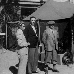 Warszawa 1938 r. - od lewej stoją: Andrzej Kamiński, Jerzy Antoni Antoszewski i Zdzisław Kamiński - ojciec Andrzeja.