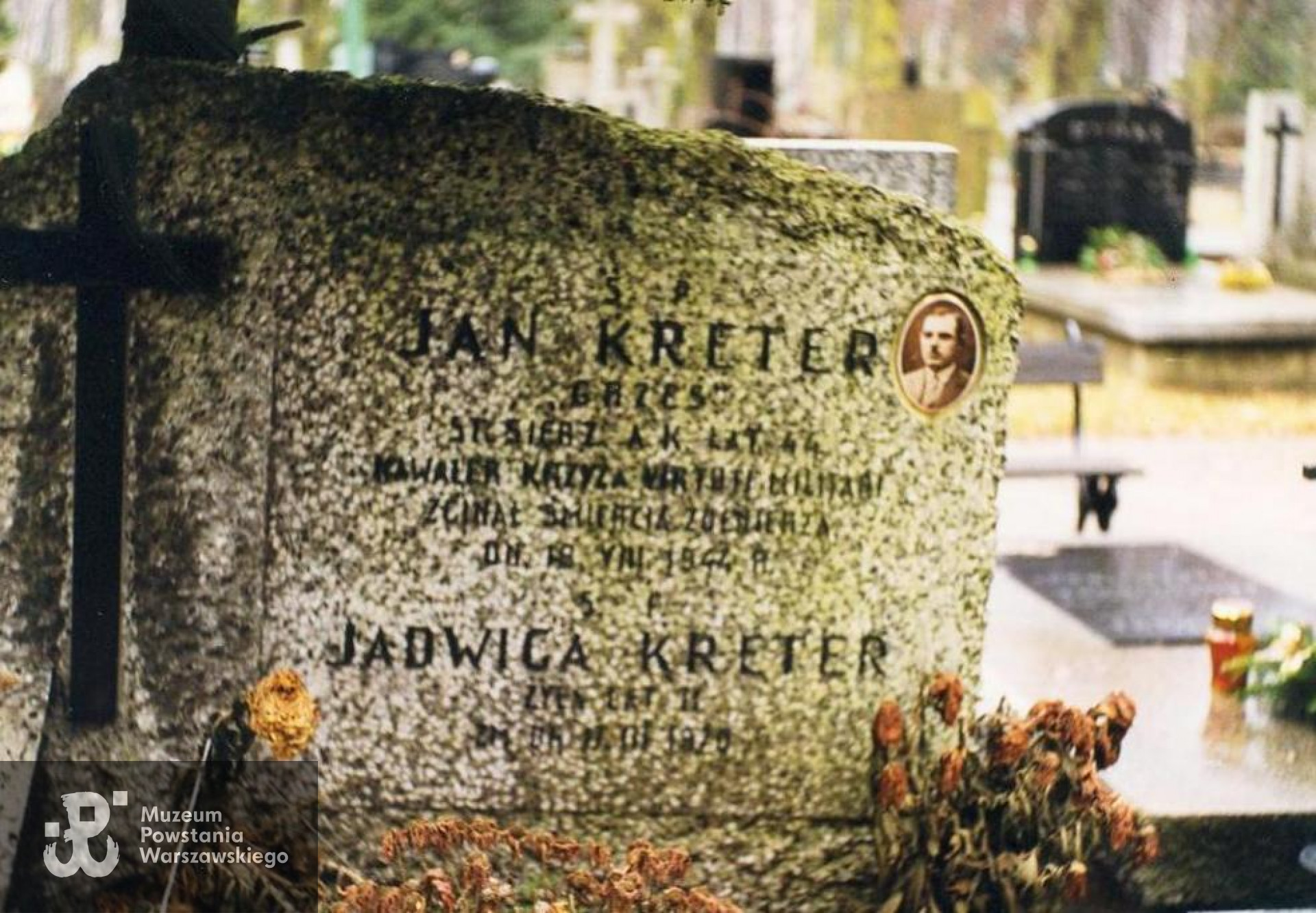 Stan grobu w roku 1998. Fot. Andrzej Dławichowski, źródło materiały do Słownika Biograficznego Uczestników Powstania Warszawskiego - zasób Pokoju Kombatanta MPW