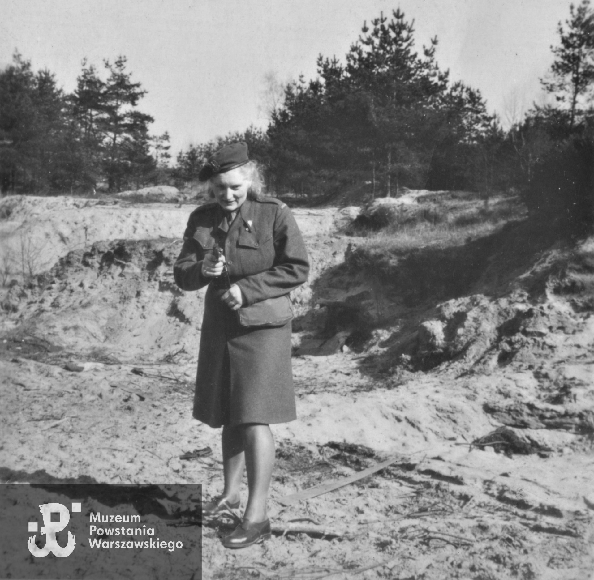 „Misiuni - Irka ”Jurka" |"Inka" [nazwisko nieustalone] 1946.  Pamiątkowa fotografia ofiarowana  Marii Zapart - Dembek przez koleżankę. Fot. z archiwum rodzinnego p. Marii Elżbiety Dembek z d. Zapart, udostępnił syn, p. Roman Dembek