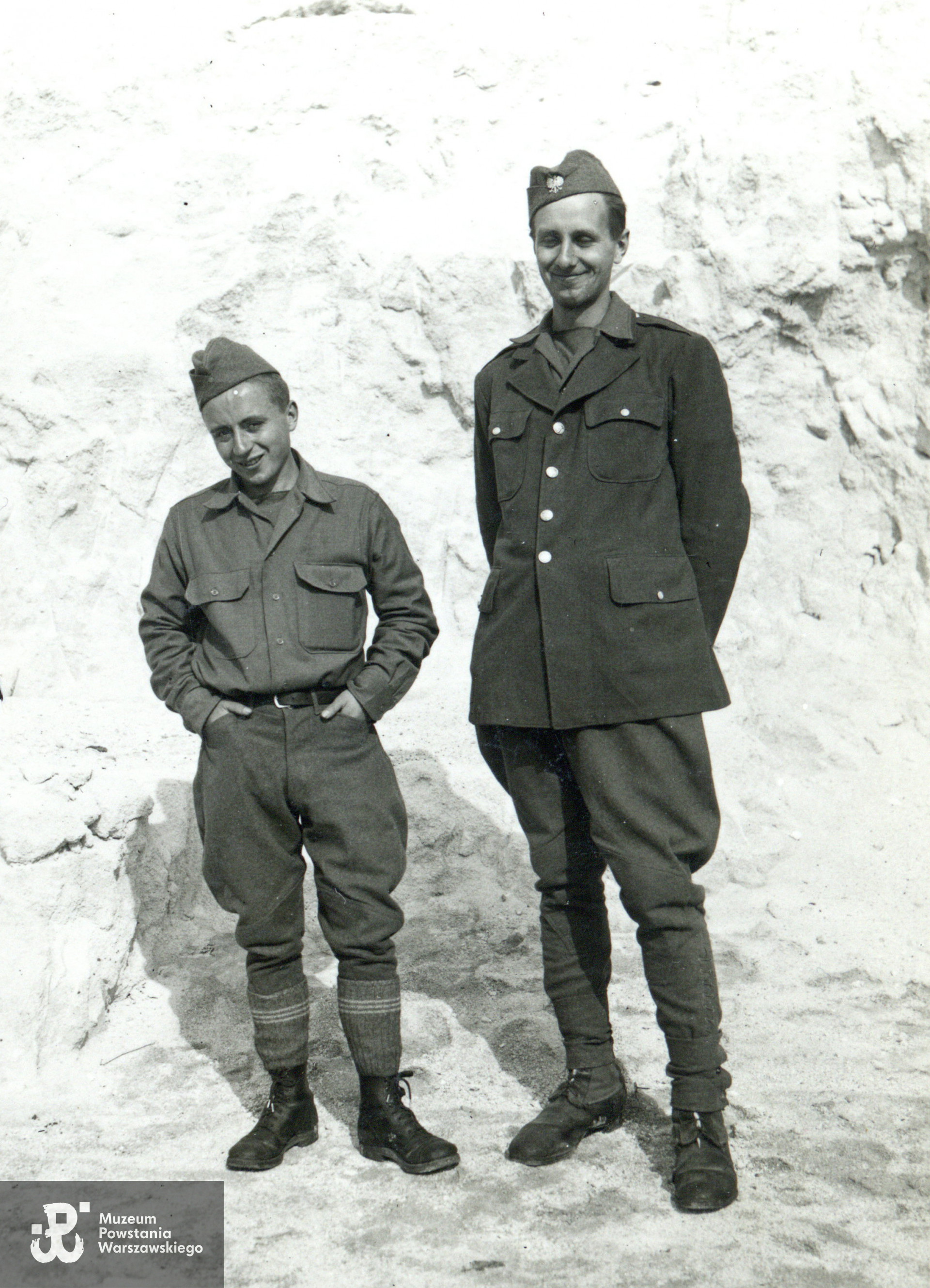 Żołnierze polscy  w Bad Harzburg, obóz w Harlingerode, Stanisław Ślubowski „Zdziś" z Zygmuntem Raczyńskim  „Zygmusiem”. Fotografia pochodząca ze spuścizny po Zygmuncie Janie Raczyńskim ps. Zygmuś, udostępnił p. Jerzy Raczyński, syn Powstańca
