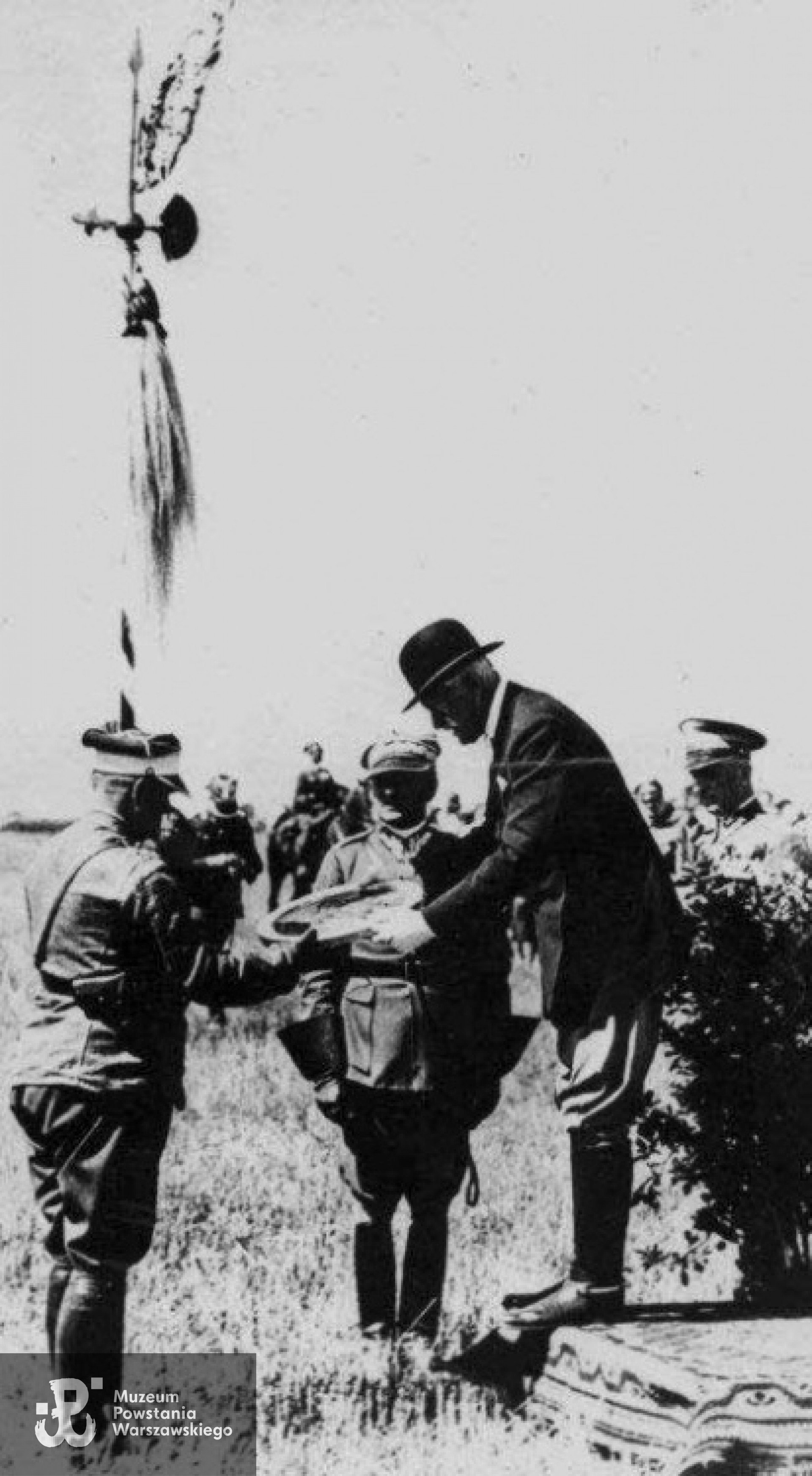 Prezydent RP Ignacy Mościcki wręcza nagrodę płk. Stanisławowi Klepaczowi - prawdopodobnie rok 1936