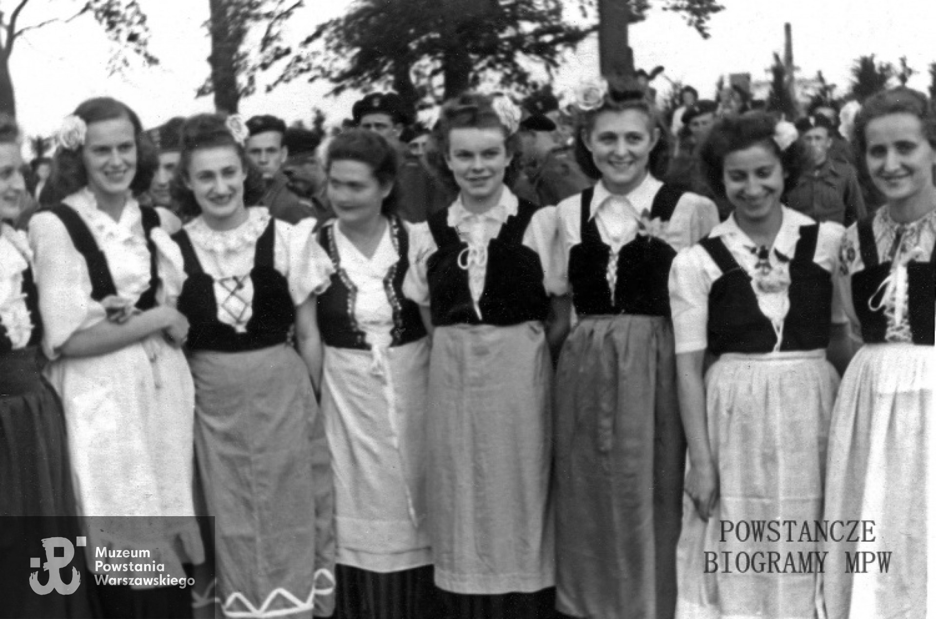 Lato 1946 w okupowanych Niemczech. Zespół artystyczny utworzony przy 1 DPanc.(PSZ). Dziewczęta to uczestniczki Powstania Warszawskiego, które wstąpiły do Dywizji. Trzecia od prawej stoi Danuta Szydelska. Fot. z archiwum rodzinnego  Zbigniewa Szydelskiego.
