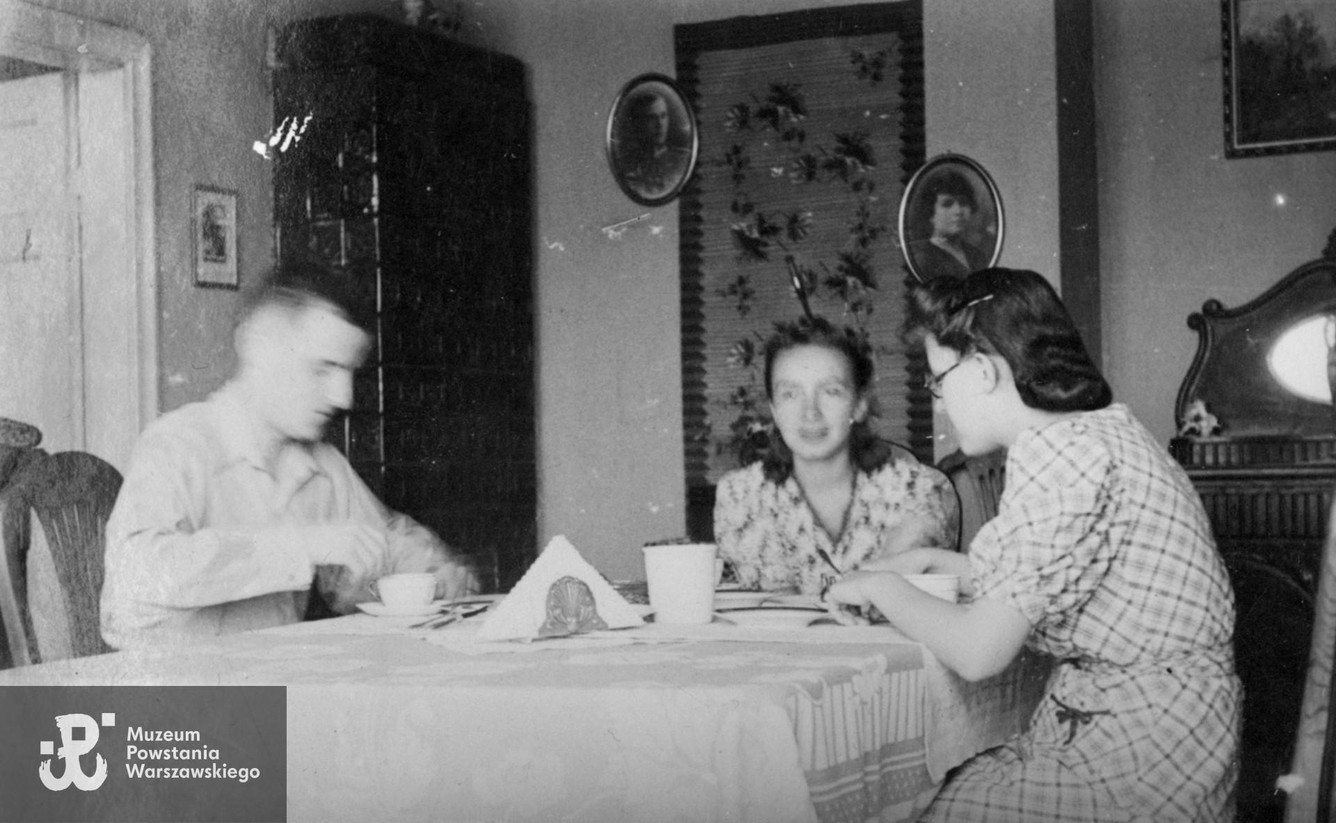 W mieszkaniu pp Traczów przy ul. Łukowskiej 28 m. 7 na Grochowie. Od lewej: Zbiegniew Jelonek "Ketling", Hanka Rewerska, Anna Traczówna. Fot. ze zbiorów rodzinnych p. Romana Jelonka 