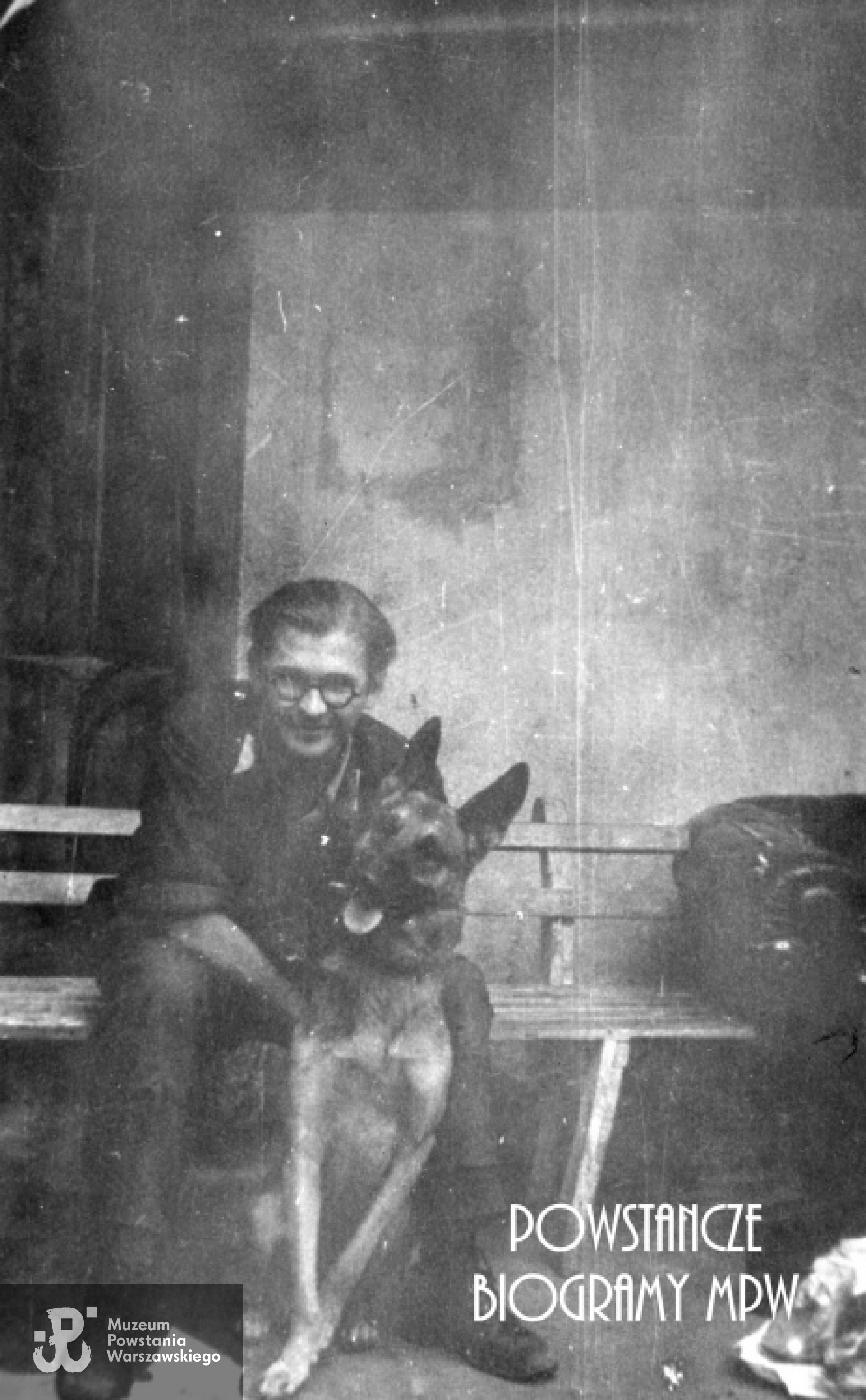 Powstanie Warszawskie. Plut. pchor. Lech Pudłowski "Leszek" (1914-1944) z psem. Fot. ze zbiorów Muzeum Powstania Warszawskiego, sygn. MPW-IP/7940