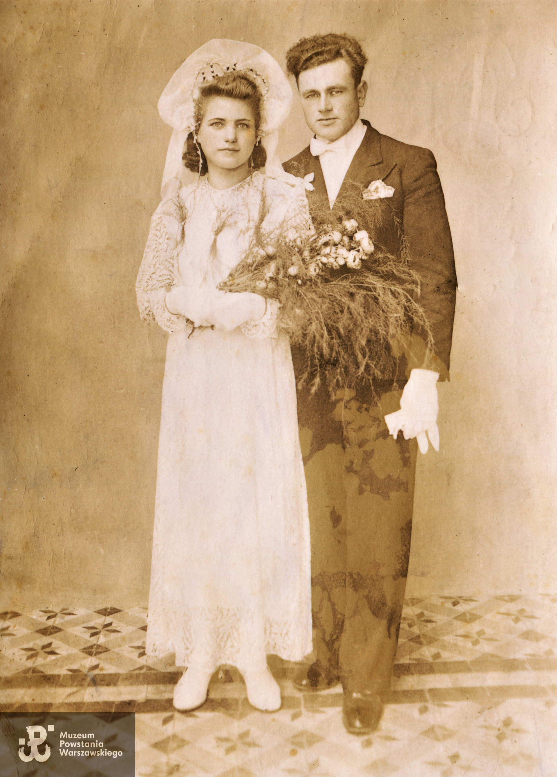 Fotografia ślubna Piotr Sierawski "Trzeciak" (1923-2023) i Pelagia z domu Gronek, 21.10.1945 rok.  Fot. ze zbiorów rodzinnych. Skany wykonano w Muzeum Powstania Warszawskiego - Pokój Kombatanta, marzec 2022.