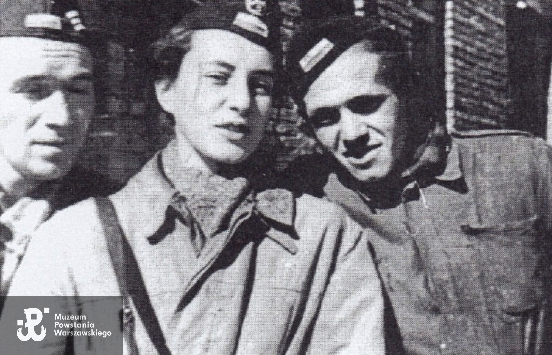 Plut. Tadeusz Pawlak,  strz. NN „Janka”, strz. NN „Tobruk” - zdjęcie wykonane na Mokotowie  podczas Powstania  - ze zbiorów Marcina Pawlaka