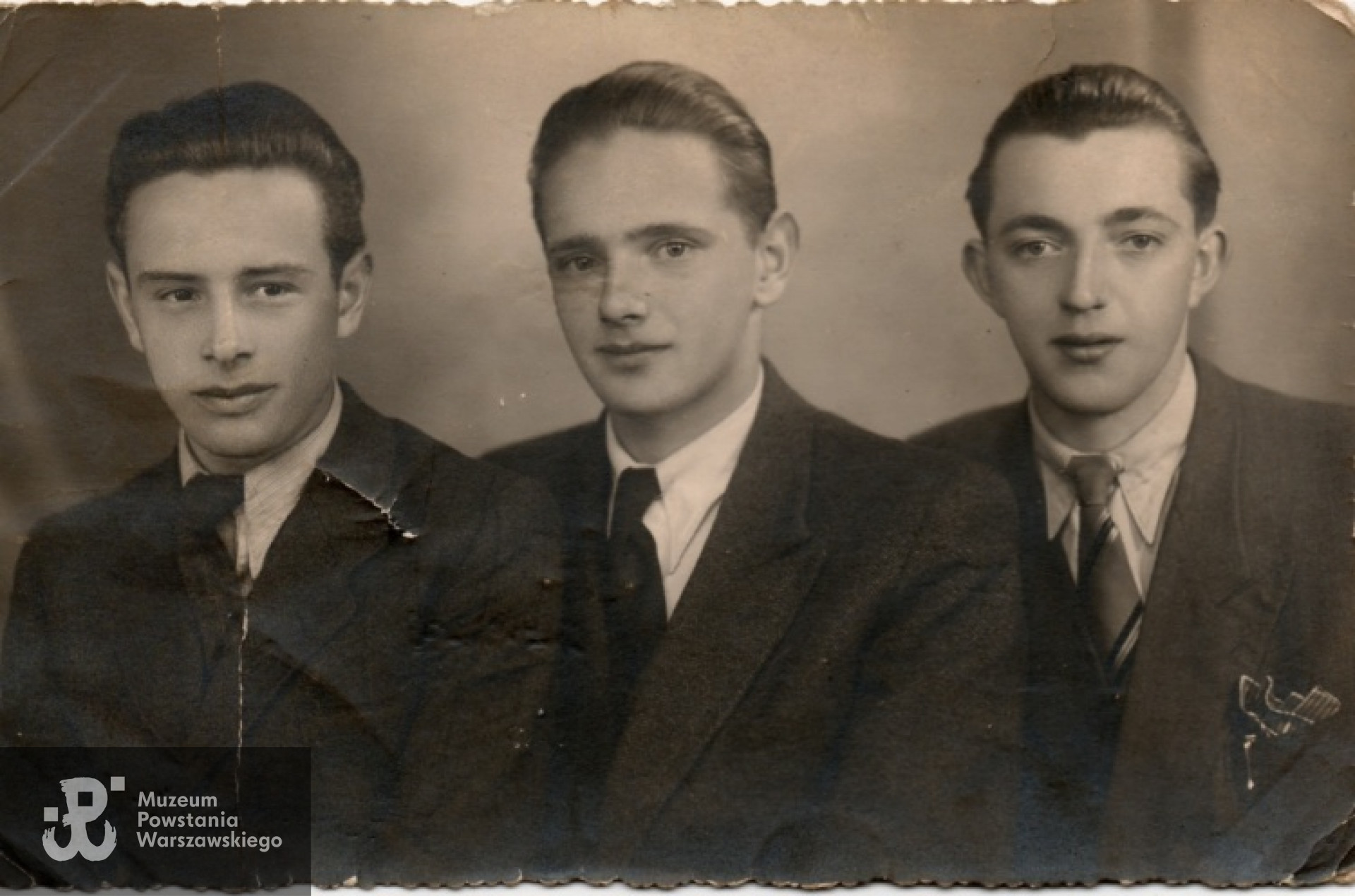 Zdjęcie wykonane w Pruszkowie w okresie okupacji. Od lewej : kolega Władysław Głowala, Wojciech Cioth i brat Wojciecha Janusz. Fot. archiwum rodzinne Elżbiety Cioth