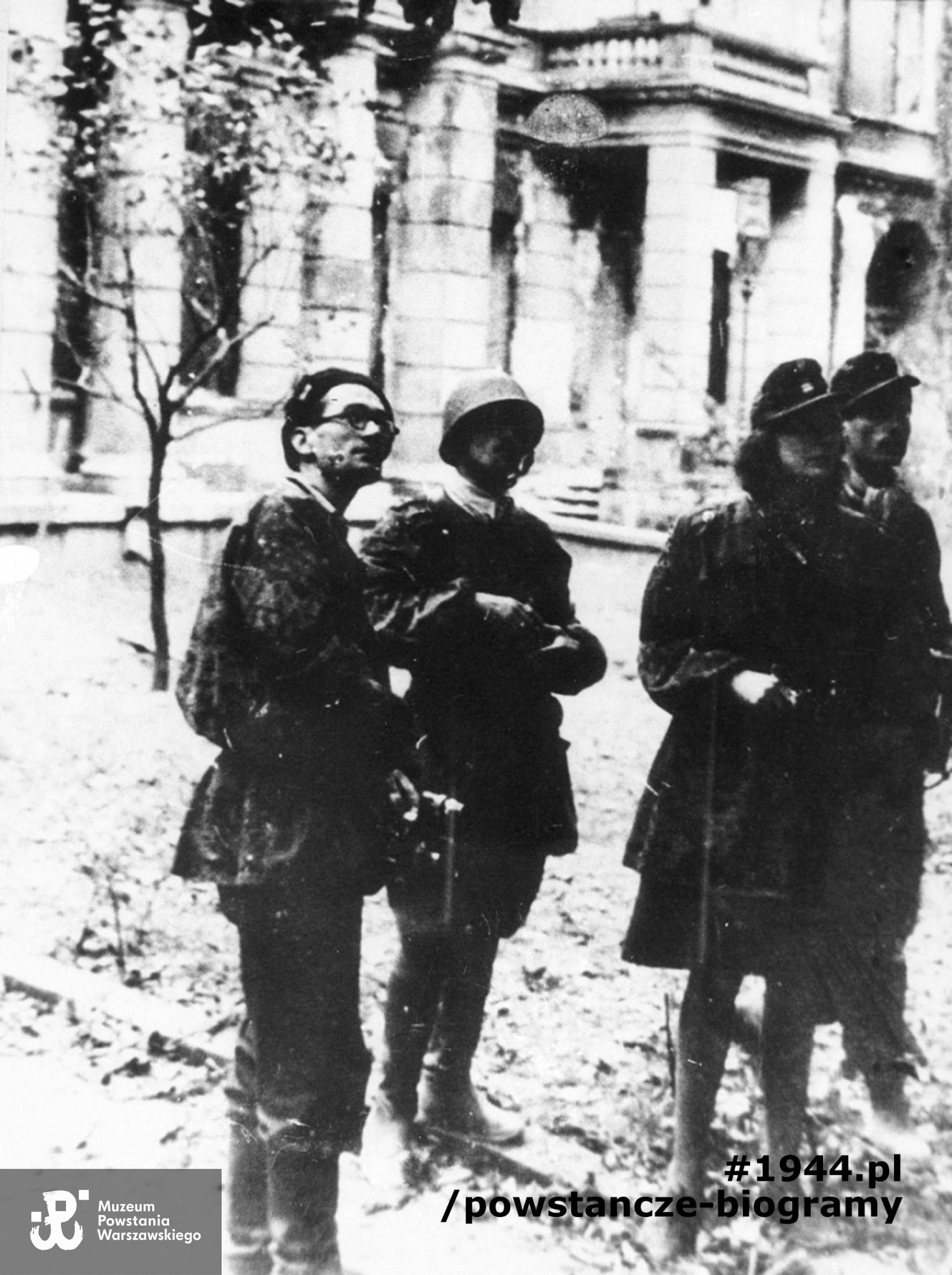 Wrzesień 1944. Śródmieście Północne. Operator filmowy Jerzy Zarzycki  "Pik" (pierwszy z lewej) z grupą korespondentów wojennych przed pałacem Brzozowskich w podwórzu przy ul. Brackiej 20. Fot. ze zbiorów Muzeum Powstania Warszawskiego, sygn. MPW-IH/5771