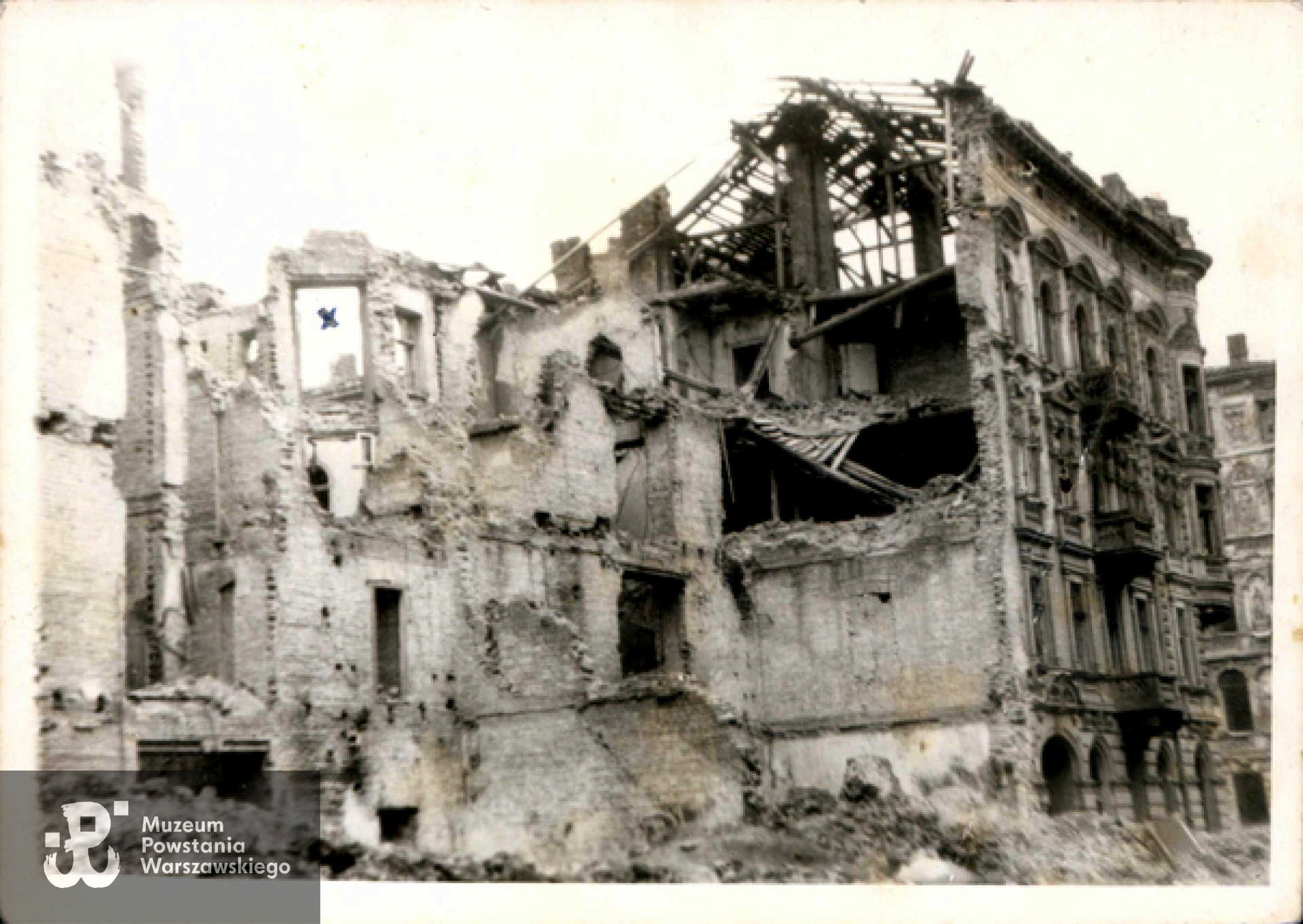 Dom przy ul. ks. Skorupki zniszczony podczas powstania. Zdjęcie wykonane przez Roberta Skupieńskiego, "x" zaznaczone mieszkanie Roberta. Ze zbiorów Roberta Skupieńskiego / Archiwum 2. HBAP "Żbik"