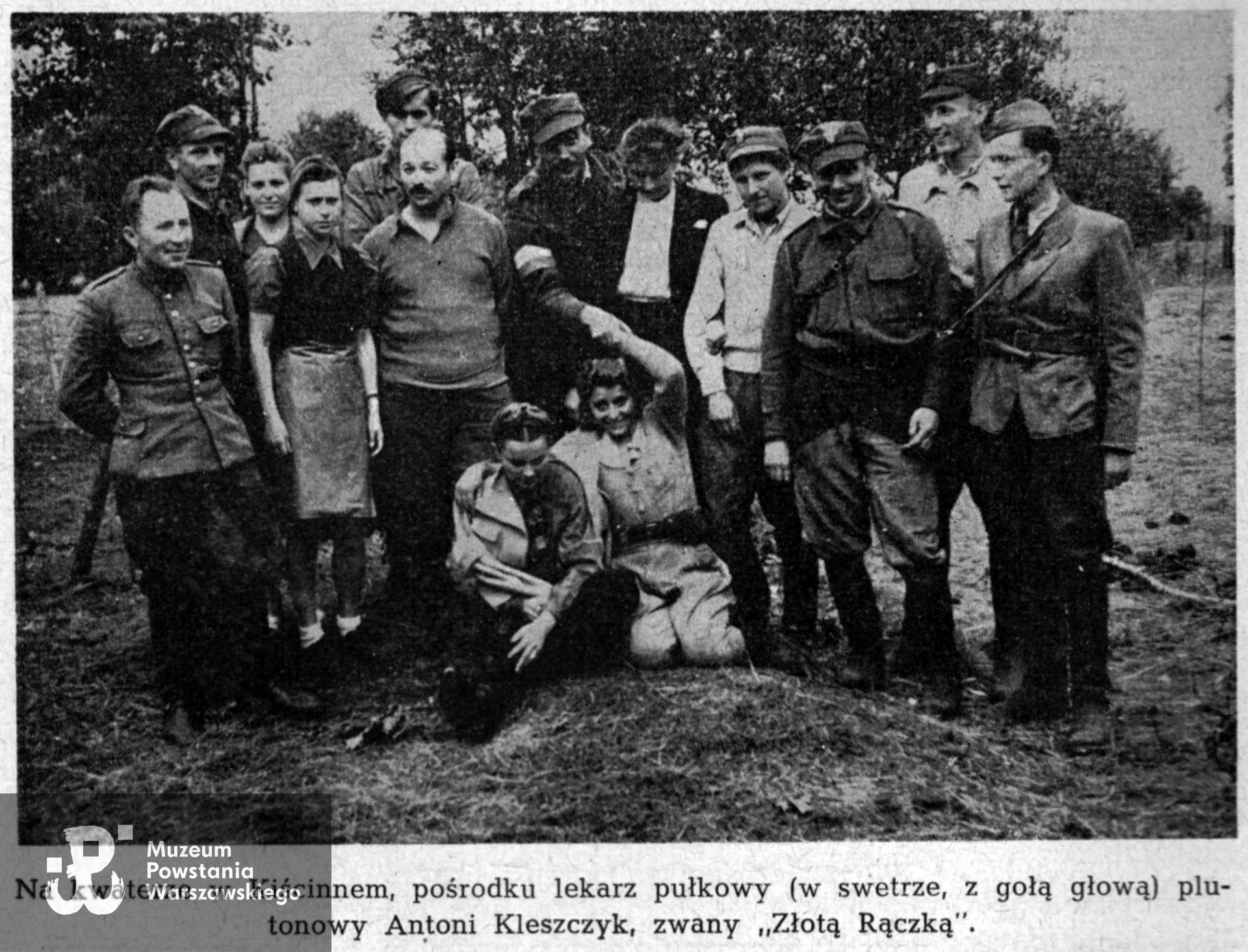 Wiesław Baranowski (czwarty z prawej, w białym swetrze) w okresie partyzanckim, źródło: „Konspiracja i powstanie w Kampinosie 1944” autorstwa Józefa Krzyczkowskiego „Szymona”; wyd. Ludowa Spółdzielnia Wydawnicza, 1961, str. 415. Ze zbiorów rodzinnych, skan udostępnił p. Sebastian Baranowski, wnuk Powstańca [21]