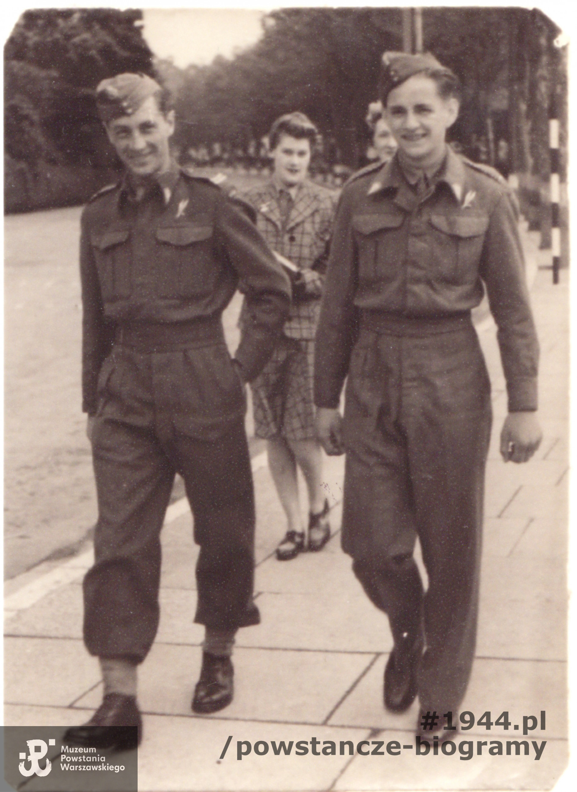 Dwaj cichociemni: por. Otton Wiszniewski „Topola” (z lewej) i pchor. Henryk Ostrowiński ps. „Smyk" (na zdjęciu po prawej). Fotografia wykonana podczas przepustki, po zakończeniu szkoleń  spadochroniarskich. Wielka Brytania, 1942 rok. Fot. z  archiwum rodzinnego udostępniła córka,  p. Joanna Brejnak