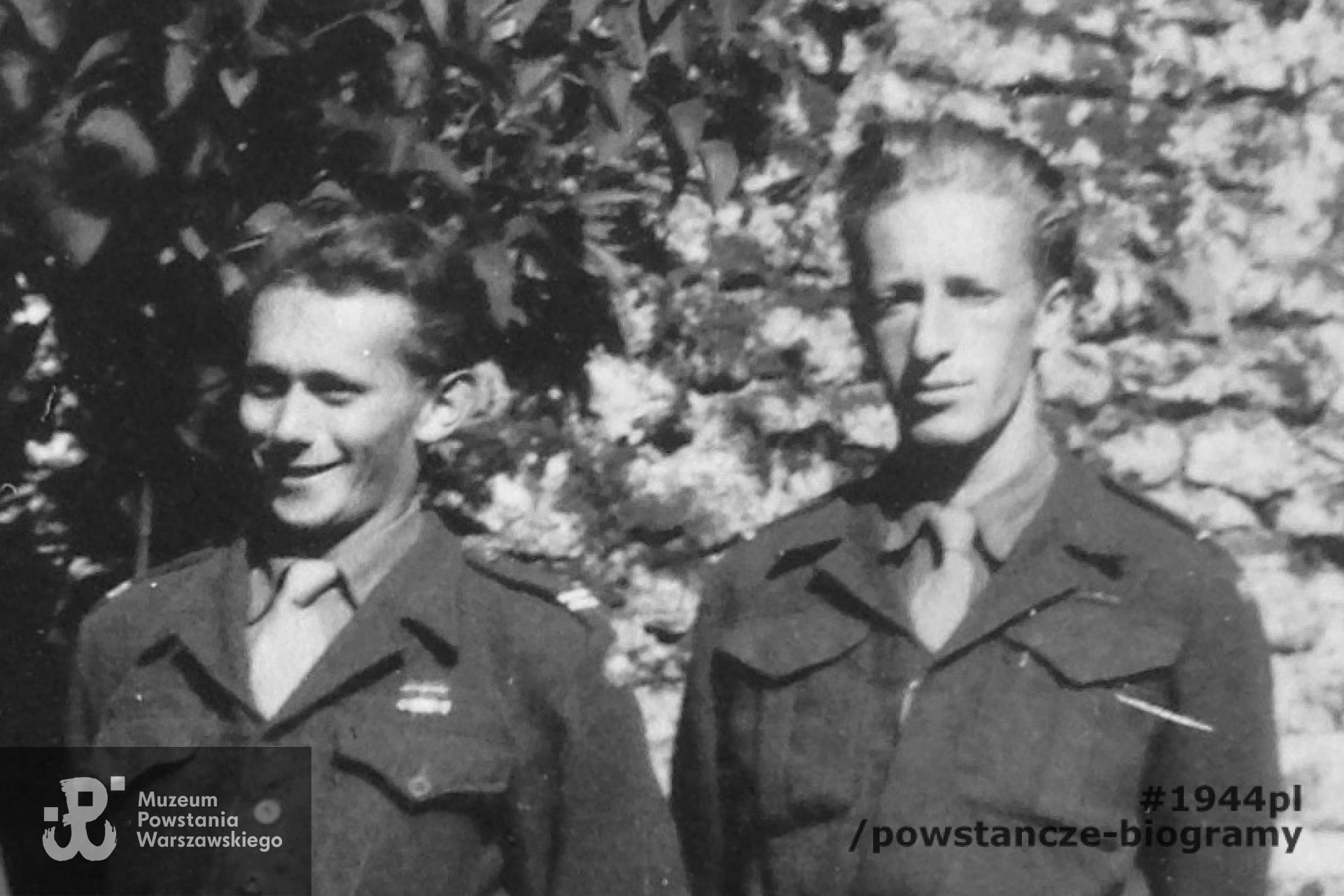 Jerzy Olbryś  (na zdjęciu po lewej) po Powstaniu Warszawskim, w mundurze PSZ. Fot. z archiwum rodzinnego córki