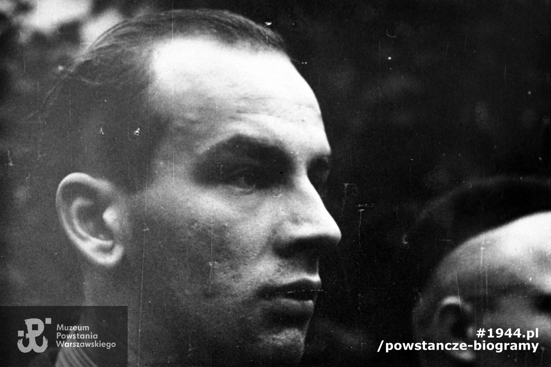 Zdjęcie filmowe z Powstania Warszawskiego autorstwa Romana Banacha ps. "Świerk".  Mokotów. Powstaniec z plutonu 1110 dywizjonu "Jeleń" st. ułan pchor. Konrad Pawłowski "Żegota". Fot. ze zbiorów Muzeum Powstania Warszawskiego, sygn. MPW-IH/1157