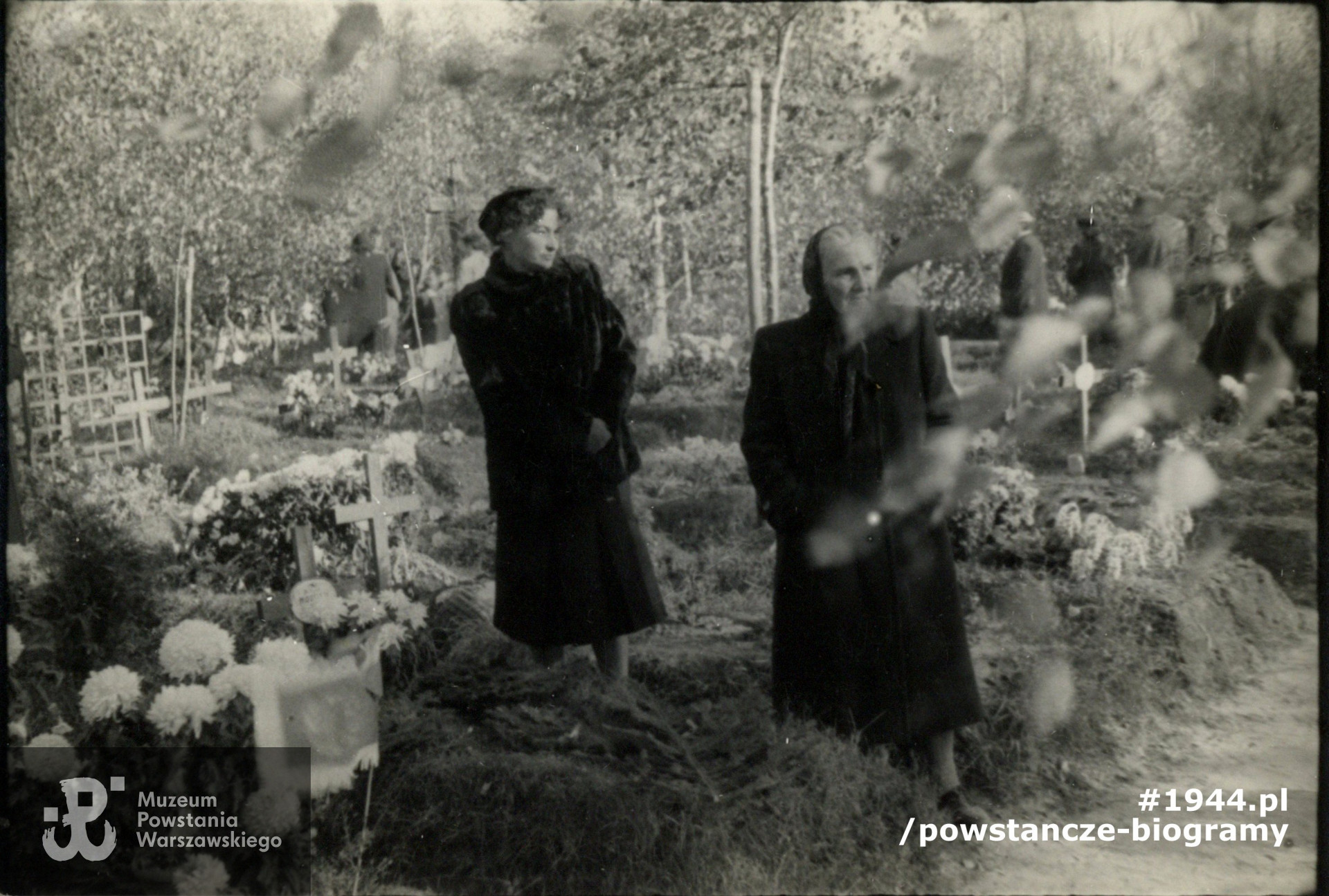 Okres powojenny. Jadwiga Modelska na grobie poległego podczas Powstania syna Witolda - 12-letniego kaprala "Warszawiaka", odznaczonego Krzyżem Walecznych. Fotografia z archiwum rodzinnego synowej, p. Alicji Modelskiej