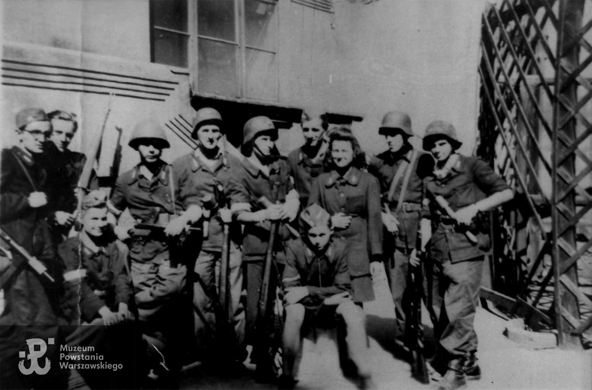 Powstanie Warszawskie - pluton osłony WZW - kpr. pchor. "Dick" stoi piąty od prawej