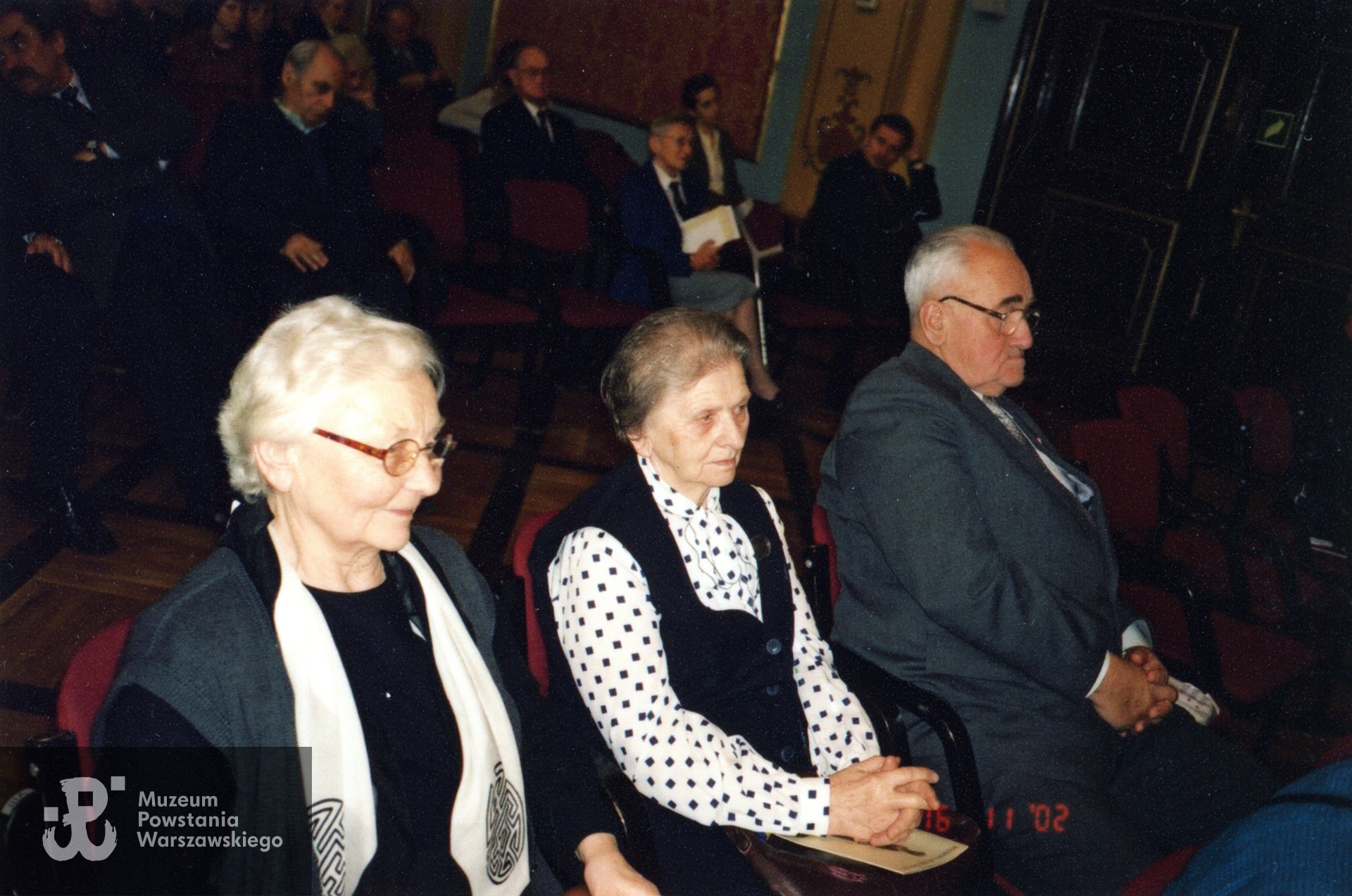 Toruń, 16.11.2002, od lewej siedzą: Józefa Marciniak ps. Kropka i dr Zofia Koziołowa, przyjacióła gen. Elżbiety Zawackiej "Zo". Fot. ze zbiorów prywatnych p. Józefy Marciniak ps. Kropka. Skany wykonano w Muzeum Powstania Warszawskiego, 04/2024.
