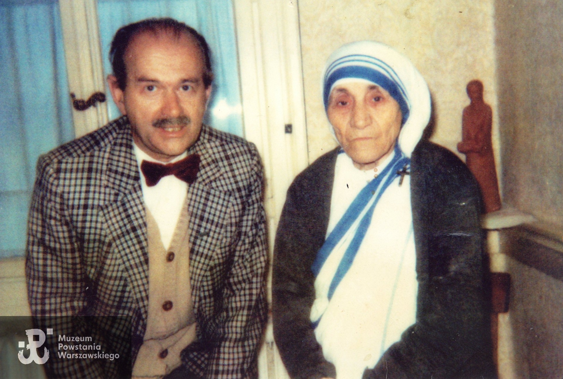 Leon Rogoziński i Matka Teresa z Kalkuty. Fot. ze zbiorów prywatnych Pani Haliny Rogozińskiej z domu Rutkowskiej. Skany wykonano w Muzeum Powstania Warszawskiego, 11/2024. 