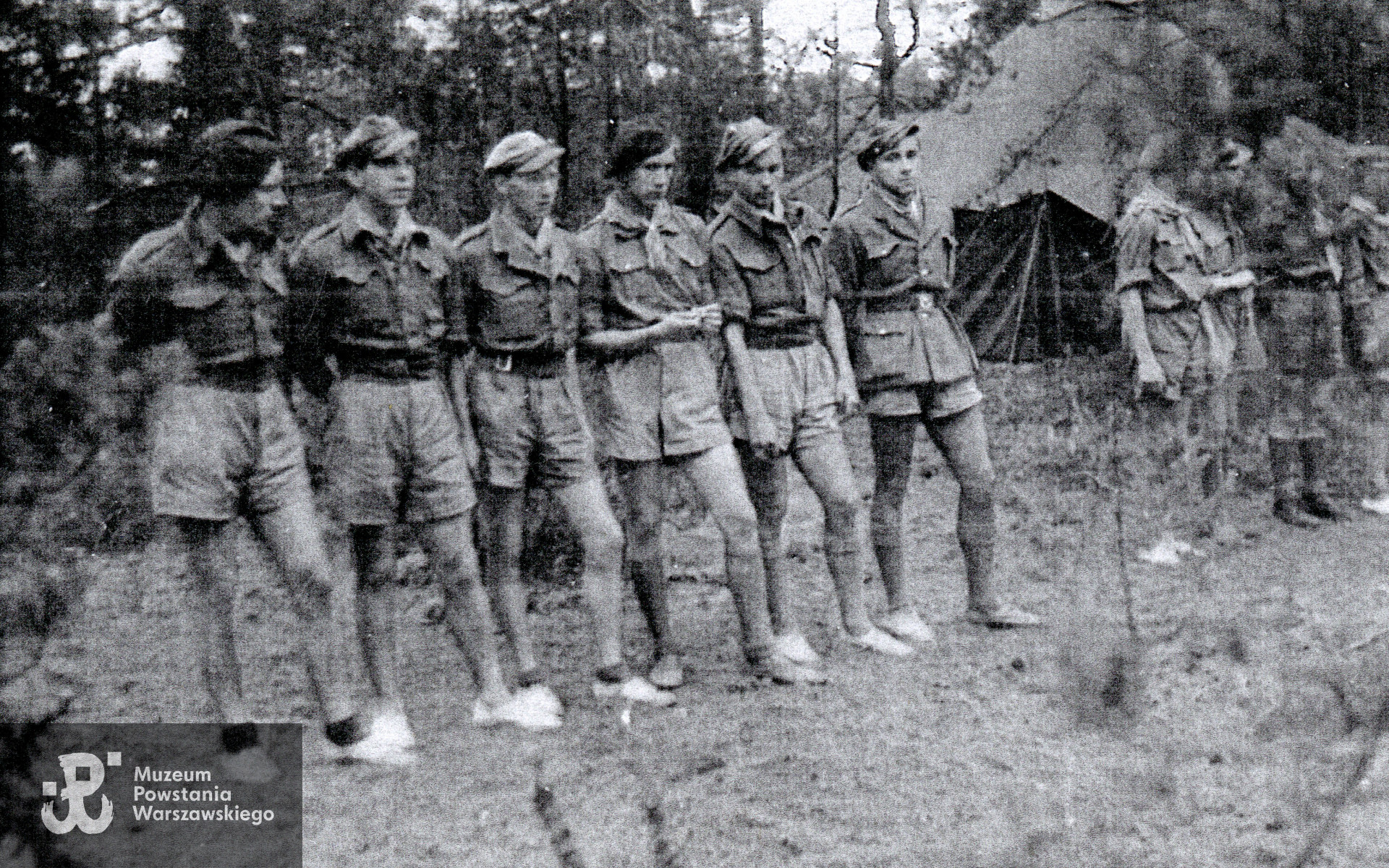 Zastęp 23 WDH  im. Bolesława Chrobrego na obozie letnim nad jeziorem Brzeźno - lipiec 1944 r.  Widoczni od lewej: 1) Bogdan Bartnikowski, 2) Bogusław Rygiel, 3) Bohdan Kwiatkowski, 4), Zbigniew Boniecki, 5) Jerzy Sułkowski, 6) Lesław Michnowski. Wszyscy chłopcy byli uczniami Gimnazjum i Liceum im. Stefana  Battorego w Warszawie, a ówczesnym drużynowym był Michał Glinka „Michaś” z batalionu „Zośka". Zbiory prywatne p. Bogdana Bartnikowskiego ”Mały„