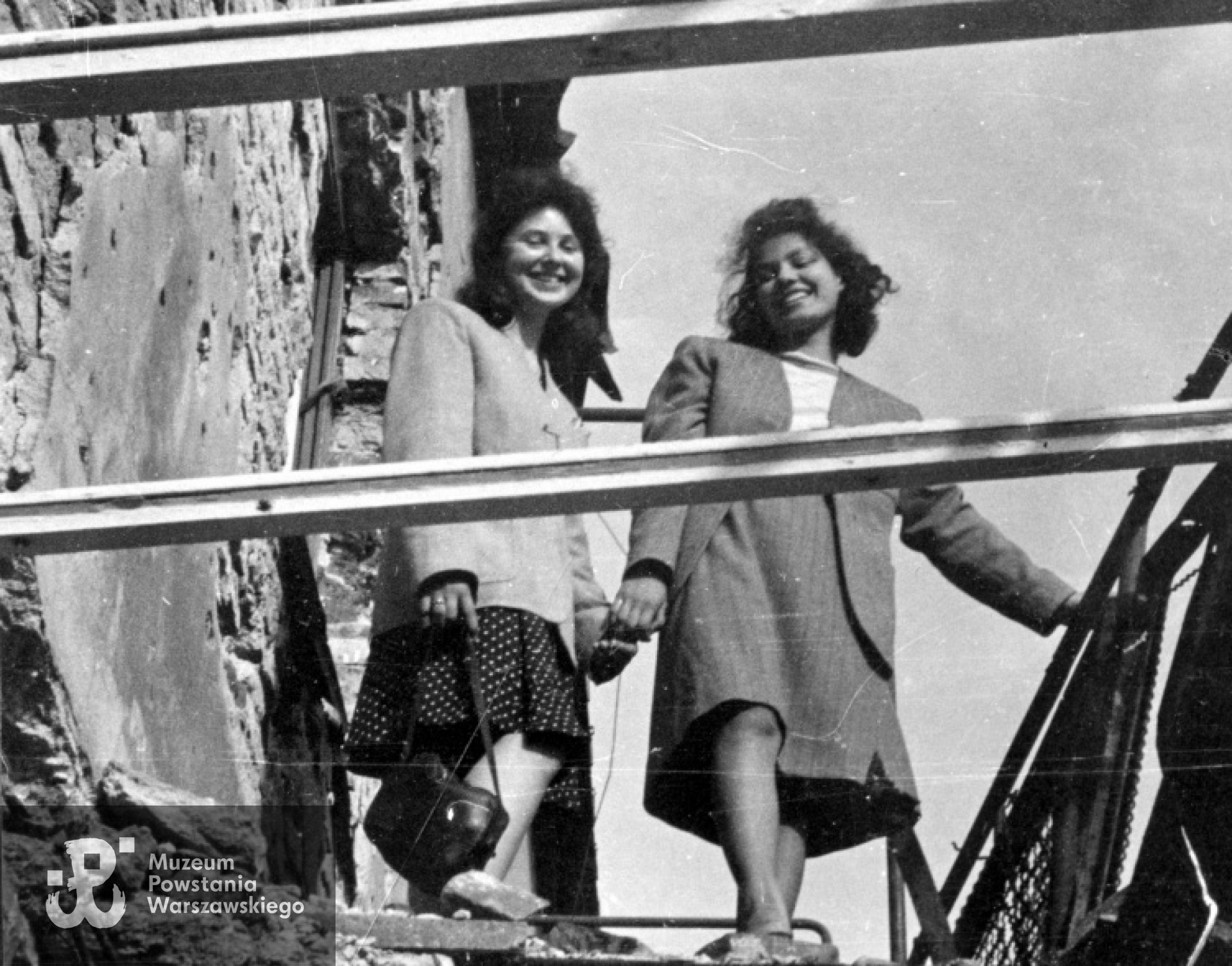 Okres powojenny. Warszawa, maj 1945. Janina Fabicka ( po lewej) z przyjaciółką Hanną Kanicką  w ruinach domu na Żoliborzu (prawdopodobnie blok przy ul. Mickiewicza 27). Fot. Olgierd Budrewicz / Zbiory MPW / Fototeka