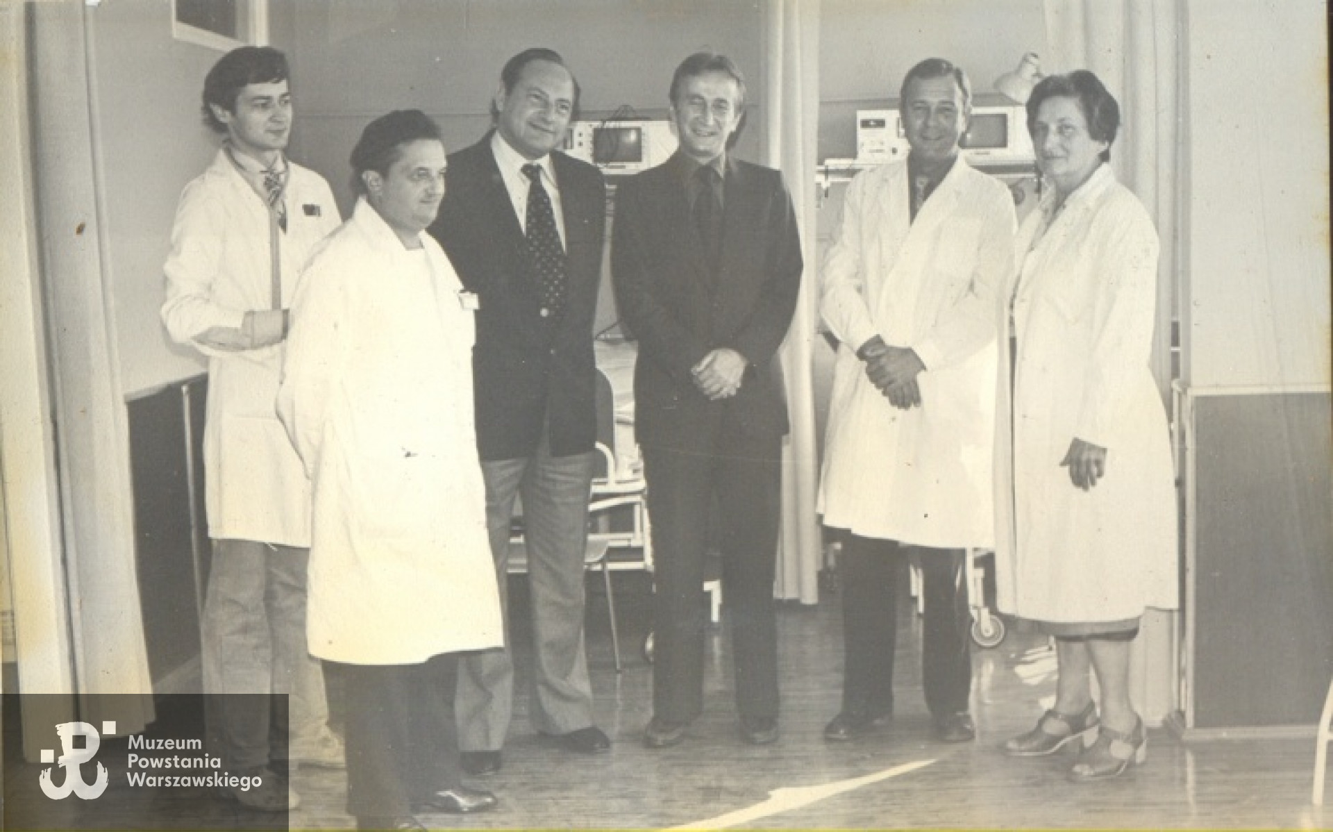 Dr Ewa Nowosielecka w towarzystwie kolegów - lekarzy. Lata 70.