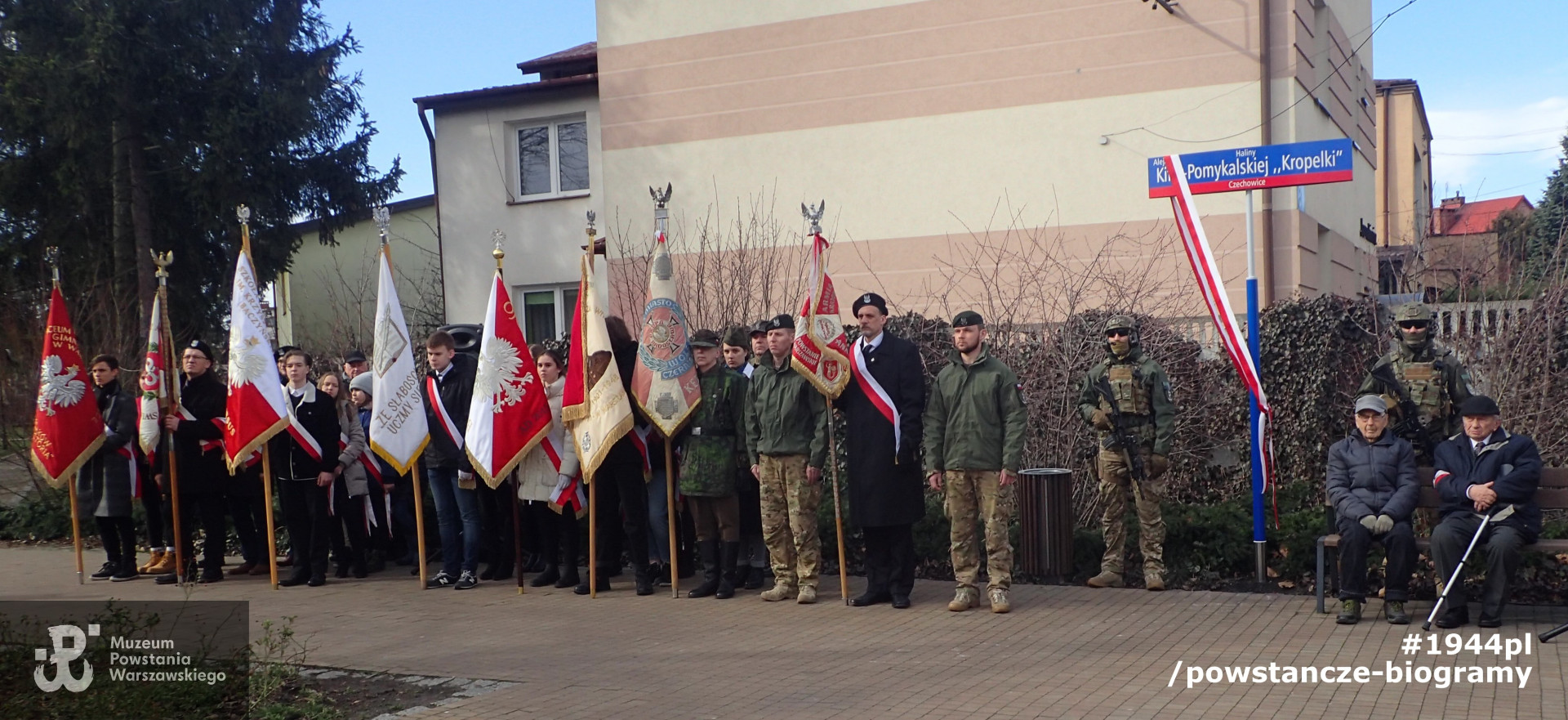 Ursus,  1 marca 2020 roku - uroczystość nadania alei w Parku Czechowickim imienia Haliny Kifer - Pomykalskiej ps. Kropelka. Na ławce siedzą byli żołnierze z Batalionu AK "Miotła": kpt. Jerzy Mindziukiewicz ps. Jur i ppor. Kazimierz Gabara ps. Łuk (z Ursusa) w asyscie Komandosów Jednostki Wojskowej z Lublińca. Obok sztandar Batalionu AK "Miotła" i Zgrupowania "Radosław" z przedstawicielami Stowarzyszenia GH Zgrupowania "Radosław", poczty sztandarowe szkół i Koła nr 6 Helenów Światowego Związku Żołnierzy Armii Krajowej z Ursusa. Autorem zdjęcia jest p.  Małgorzata Stańczyk, córka kpt. Haliny Kifer-Pomykalskiej "Kropelki"
