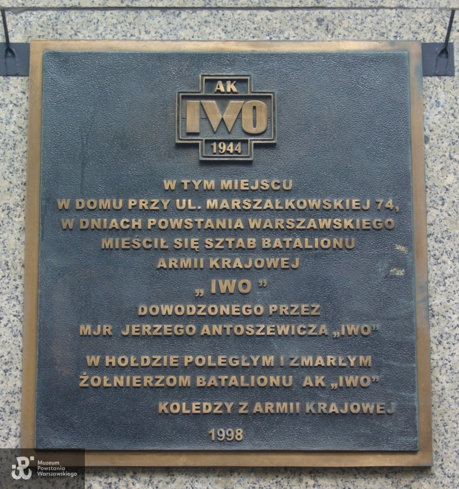 Tablica pamiątkowa na  ścianie budynku przy ul. Marszałkowskiej, w miejscu budynku, w którym mieścił się sztab oddziału. Fot. Wikipedia, domena publiczna