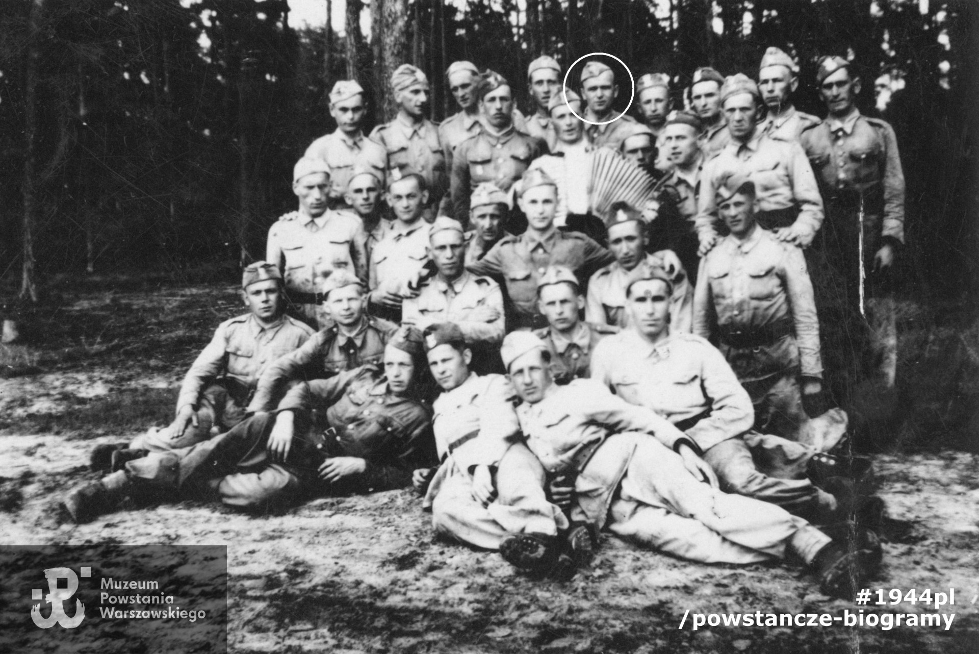 Fotografia wykonana w Niemczech, po wyzwoleniu, prawdopodobnie 1945 rok. Bernard Wiktor Plichta "Benito" stoi w ostatnim rzędzie, zaznaczony kołem. Fot. ze zbiorów rodzinnych, udostępnili p. Andrzej i p.  Piotr  Plichta, synowie Powstańca. Skan wykonano w Muzeum Powstania Warszawskiego w październiku 2021 r. 