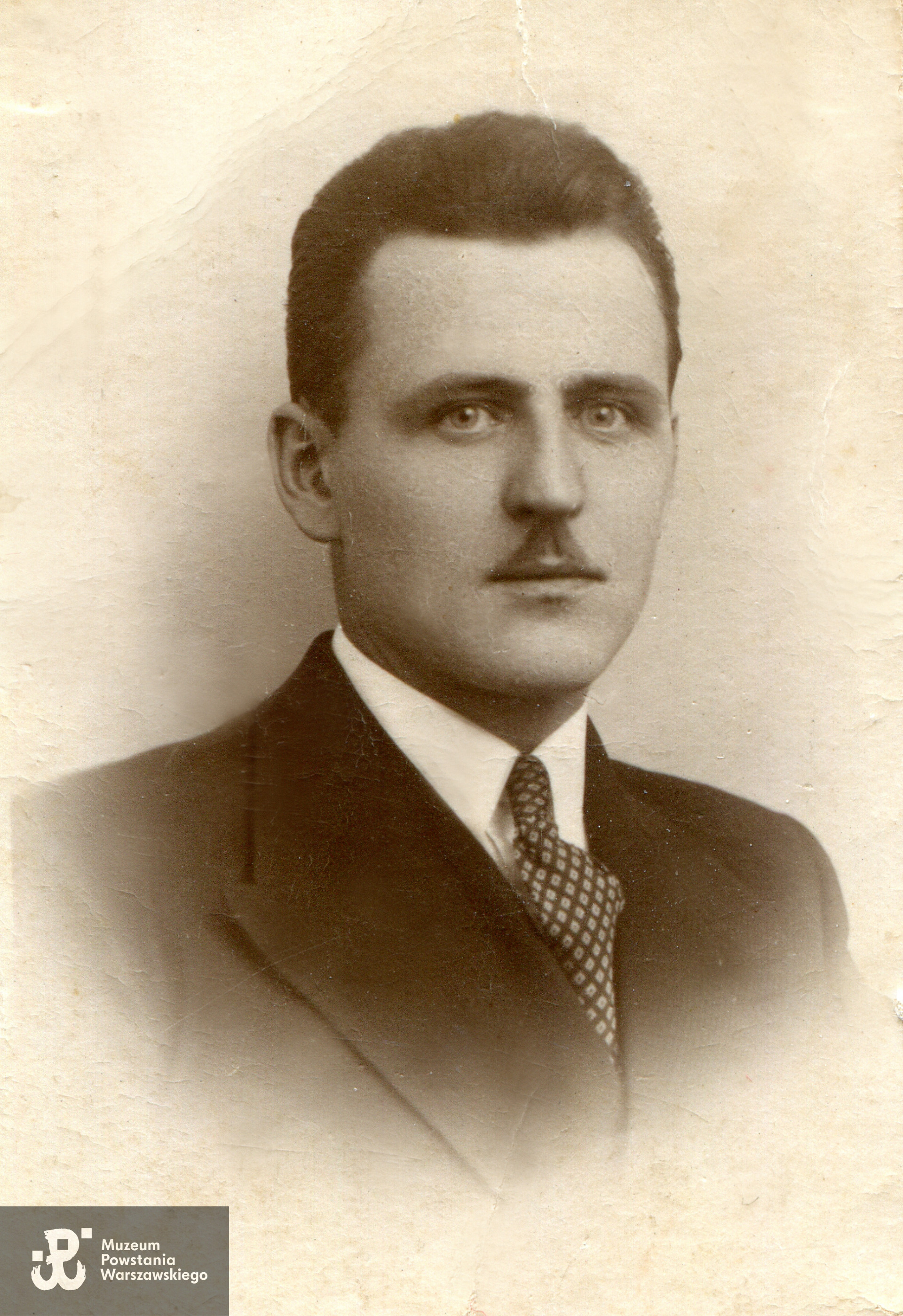 Zdjęcie datowane na 27.02.1935, na rewersie dedykacja dla Matki, Anny Natalii z Koprowskich Iwańskiej. Fot. ze zbiorów rodzinnych, skan udostępniła p. Małgorzata Szczawińska, córka Powstańca