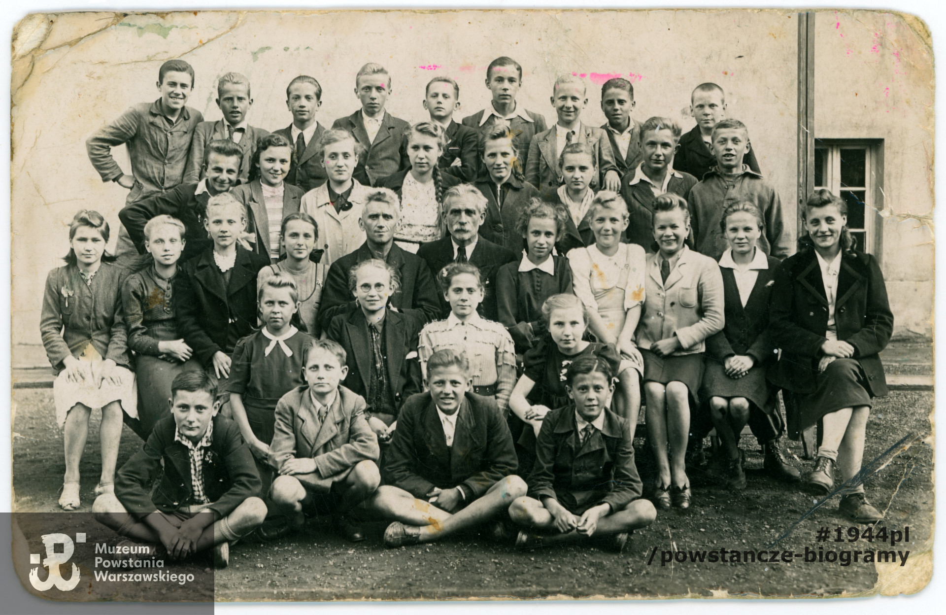 Fotografia szkolna, Halina Dłużniewska siedzi piąta z prawej strony. Fot. ze zbiorów Muzeum Powstania Warszawskiego, sygn. P/5785/07, dar Haliny Jarosińskiej ps. "Halinka"