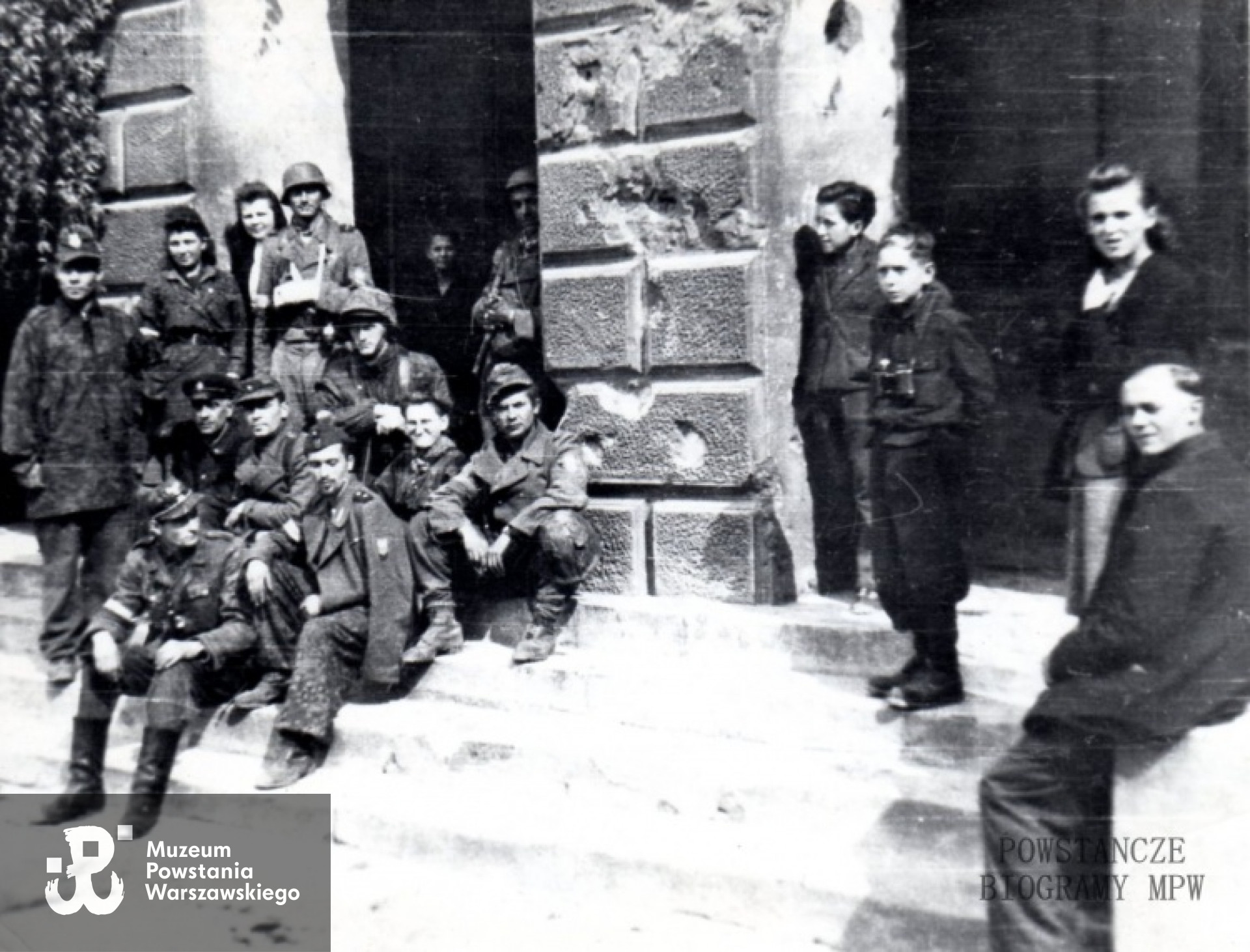 Powstanie Warszawskie. Antoni Wójcicki "Hrabia" siedzi na schodach pierwszy z lewej strony. Fot. udostępniona przez Jana Wójcickiego