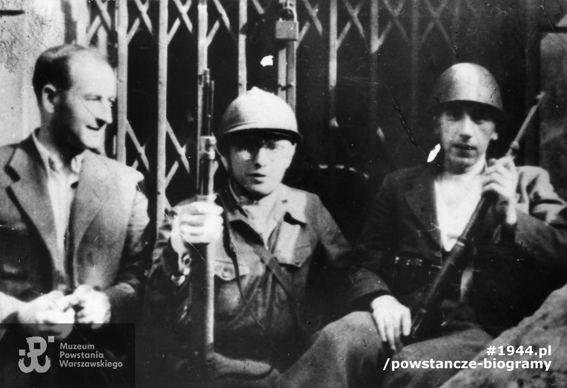 Fotografia z Powstania Warszawskiego. Powiśle. Trzech powstańców przed budynkiem przy ulicy Leszczyńskiej 9. W środku strz. Tadeusz Gnerowicz "Szary", z prawej Tadeusz Biniewski "Słoń", obaj z Grupy Bojowej "Krybar” - 4. kompania - pluton 1117. Fot. ze zbiorów Muzeum Powstania Warszawskiego, sygn. MPW-IK/1532,  zbiór Stanisława Kopfa