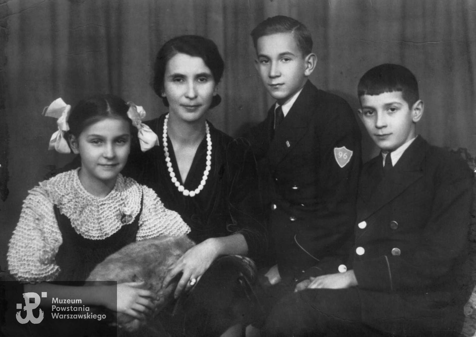 Maciej z Matką oraz rodzeństwem: Marią i Andrzejem. Warszawa, 1938 r. Zdjęcie z archiwum rodzinnego Andrzeja Urbańca.