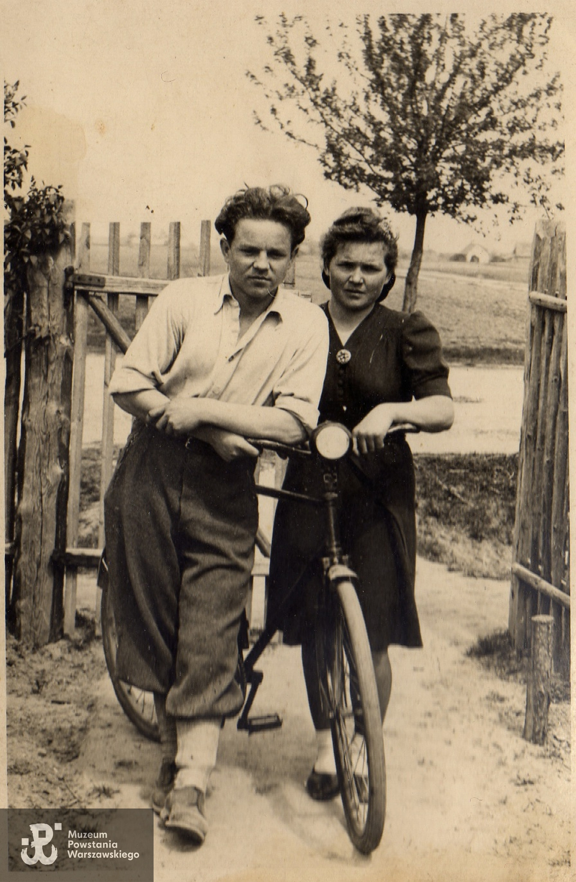 Józef Laskowski z siostrą Zofią w okolicy miejsca zamieszkania w Kiełpinie. Zdjęcie z lat okupacji roku 1942 lub 1943.
