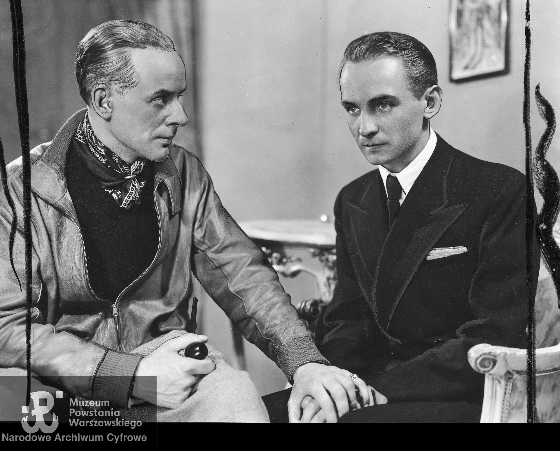 Przedstawienie "Zbyt liczna rodzina" w Teatrze Kameralnym w Warszawie,  1938 rok. Włodzisław Ziembiński (z lewej) i Zbigniew Blichewicz w jednej ze scen przedstawienia. Zdjęcie ze zbiorów NAC [www.audiovis.nac.gov.pl]