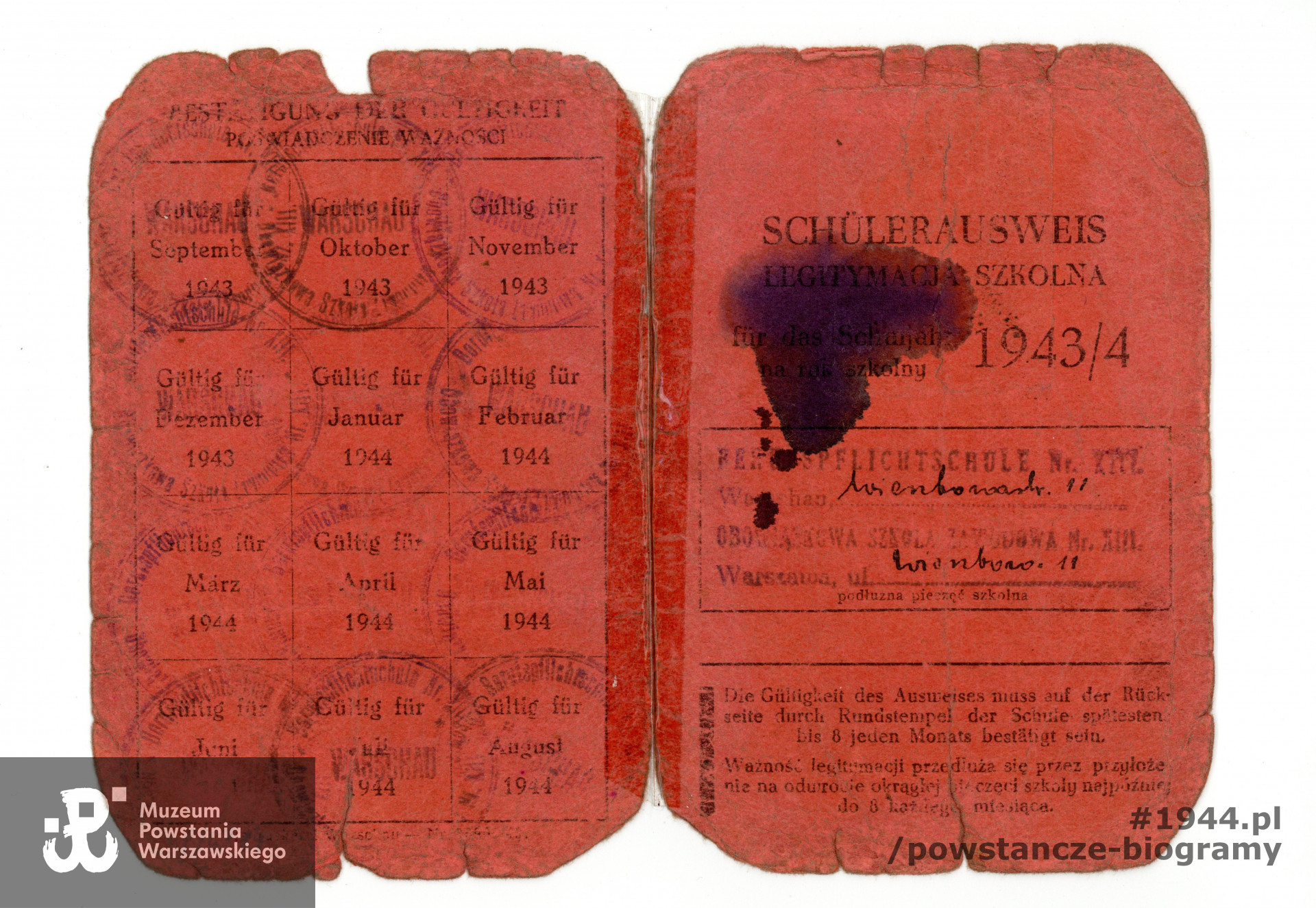 Należąca do Ryszarda Dworaka legitymacja szkolna (niem. Schülerausweis), wystawiona  na rok szkolny 1943/44. Ze zbiorów Muzeum Powstania Warszawskiego, sygn. P/6714