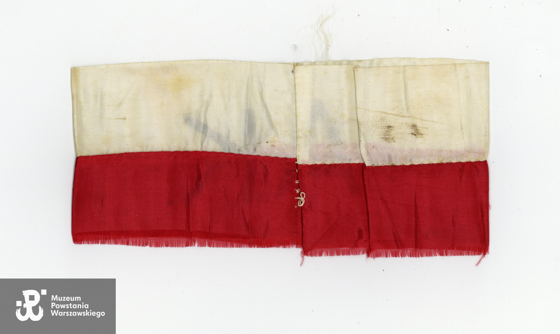 Biało-czerwona opaska należąca do kpt. Józefa Załogi. Zbiory rodzinne, udostępniła   córka, p. Izabela Rola z domu Załoga