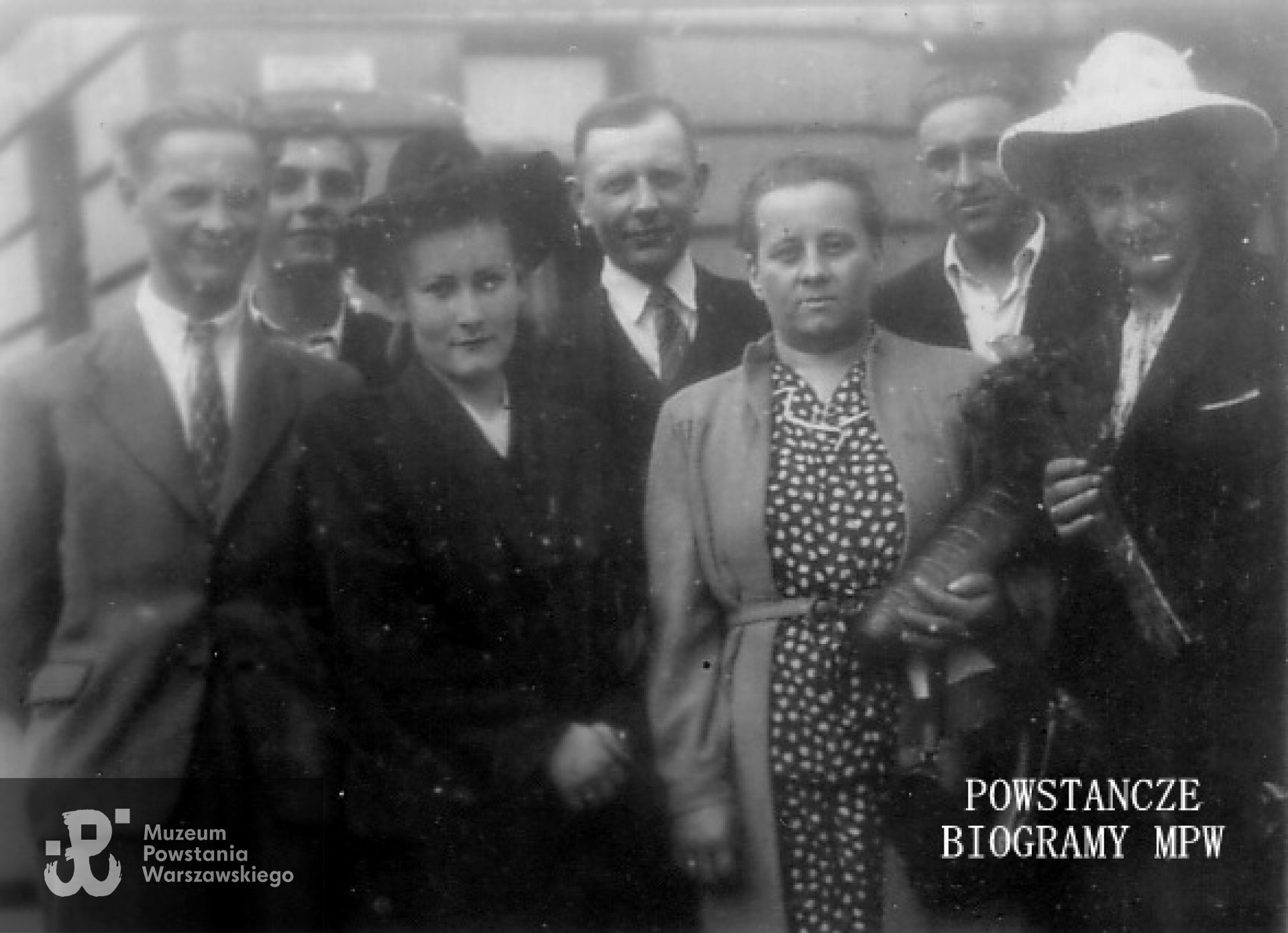 Tadeusz i Karolina ze znajomymi i rodziną. Okres okupacji. Fot. z archiwum rodzinnego Elżbiety Gorazdowskiej