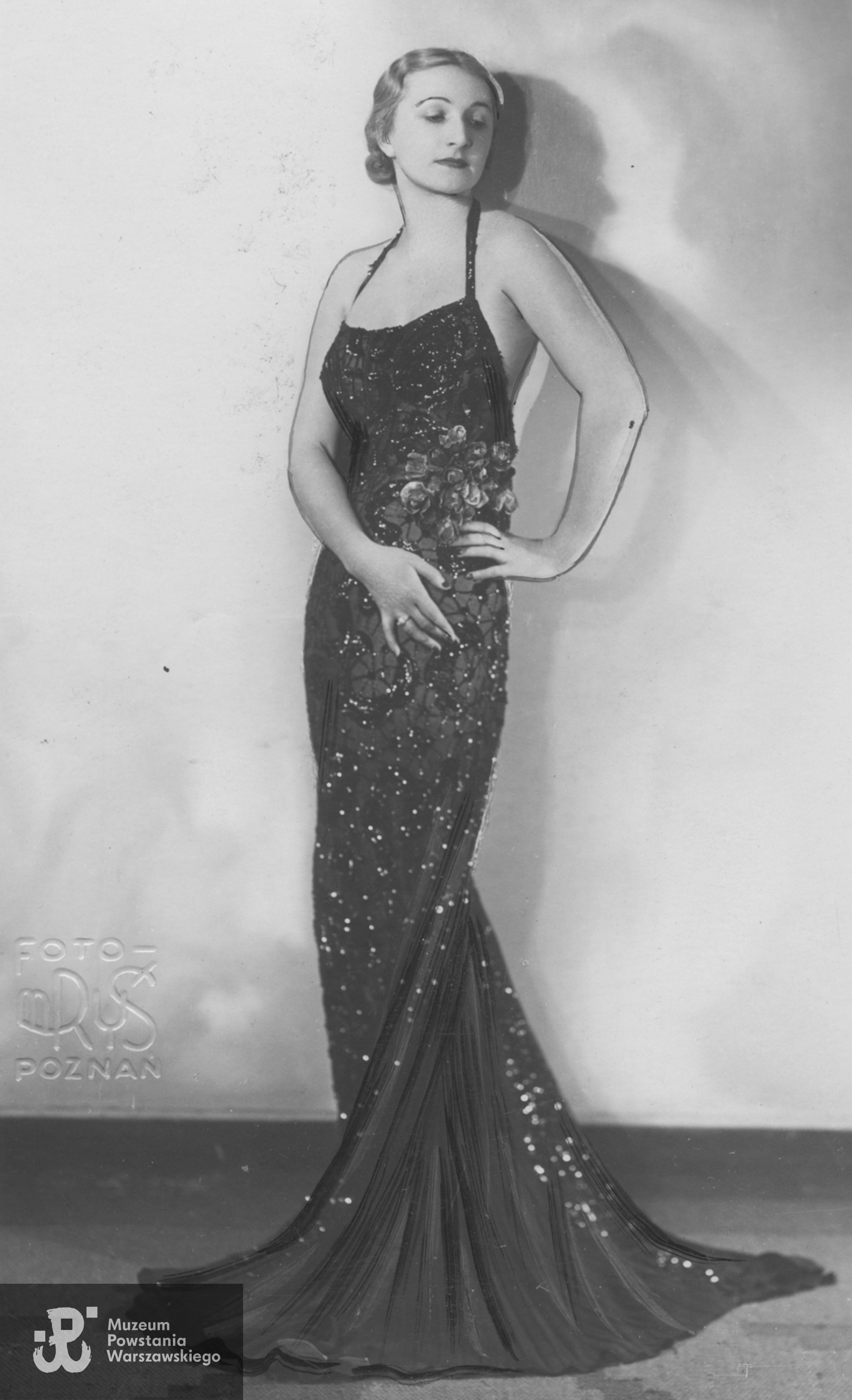 1938 rok. Fotografia portretowa (cała sylwetka). Ze zbiorów Narodowego Archiwum Cyfrowego - zespół Koncern Ilustrowany Kurier Codzienny - Archiwum Ilustracji, audiovis.nac.gov.pl