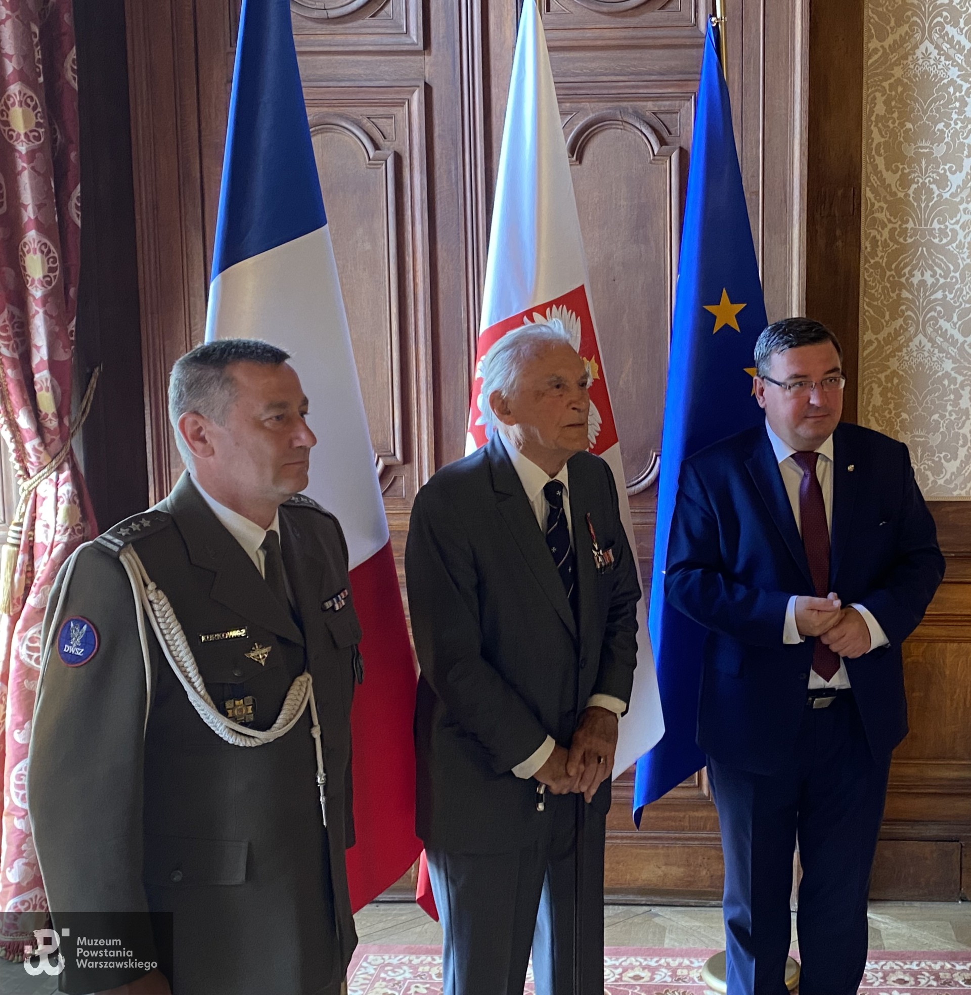 Płk. Jerzy Baranowski (na zdjęciu w środku) podczas uroczystości rocznicowych we Francji. Fot. nadesłał p. Marek Szypulski, prezes Polskiego Funduszu Humanitarnego we Francji