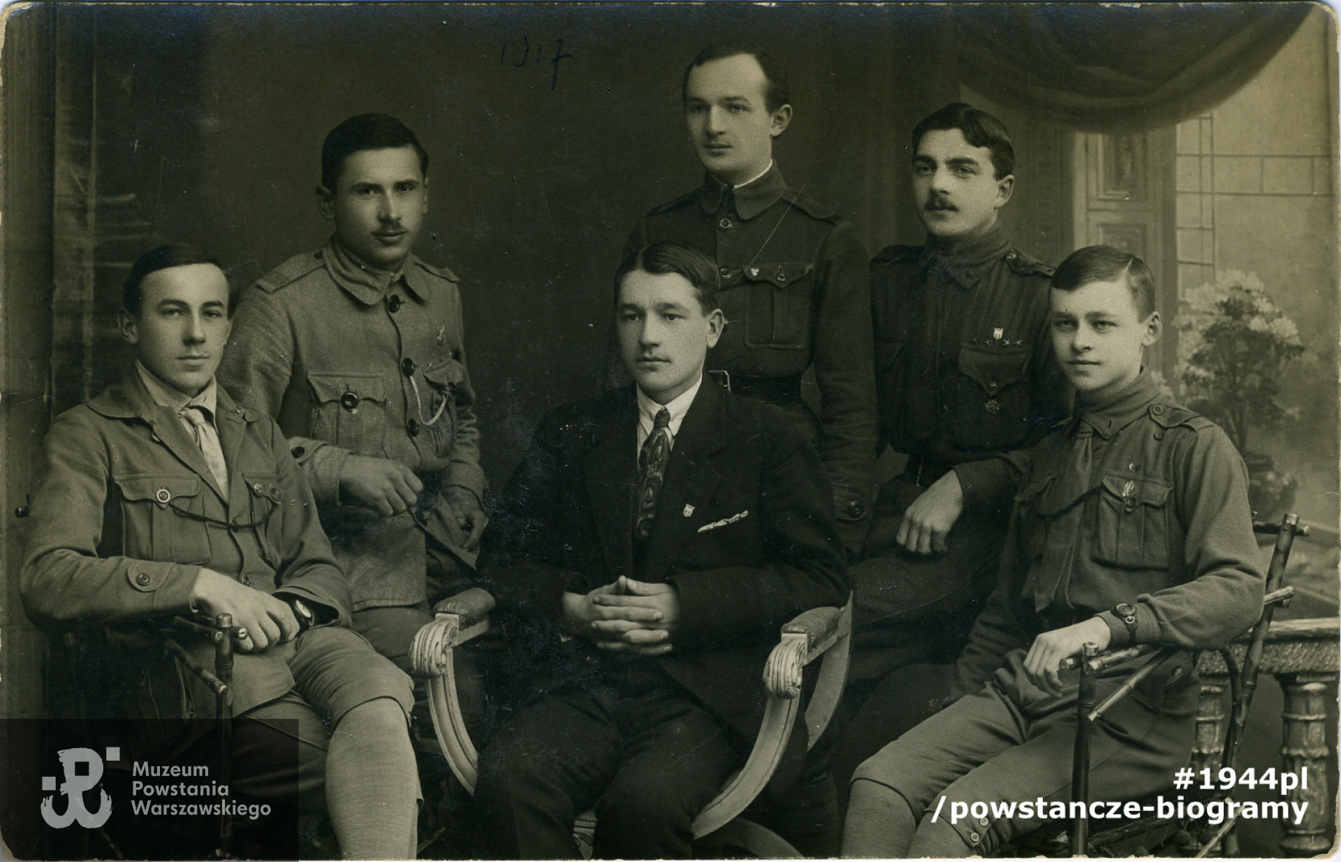 Orzeł n. Oką w Rosji, 1917.  Grupa harcerzy z drużyny współzakladanej przez Witolda Pileckiego. Pierwszy z prawej Witold Pilecki, trzeci z prawej Wacław Giel. Drugi z lewej - Józef Skwarnicki (drużynowy Witolda Pileckiego - harcerz oraz komendant tajnej placówki POW w Orle do roku 1918). Fot. ze zbiorów Muzeum Powstania Warszawskiego, sygn. MPW-IP/3951, dar Pani Marii Giel.
