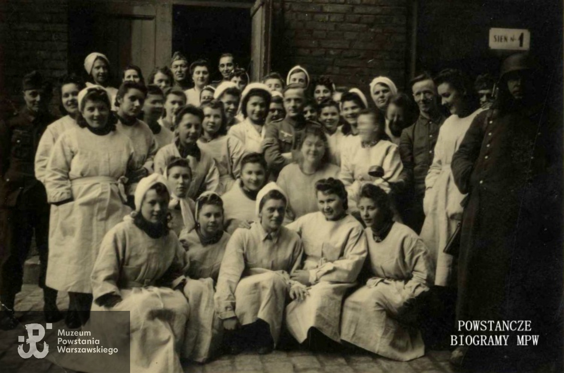 Wanda Ciamulska stoi  w II rzędzie II z lewej. Fot. z archiwum rodziny Staniszewskich.