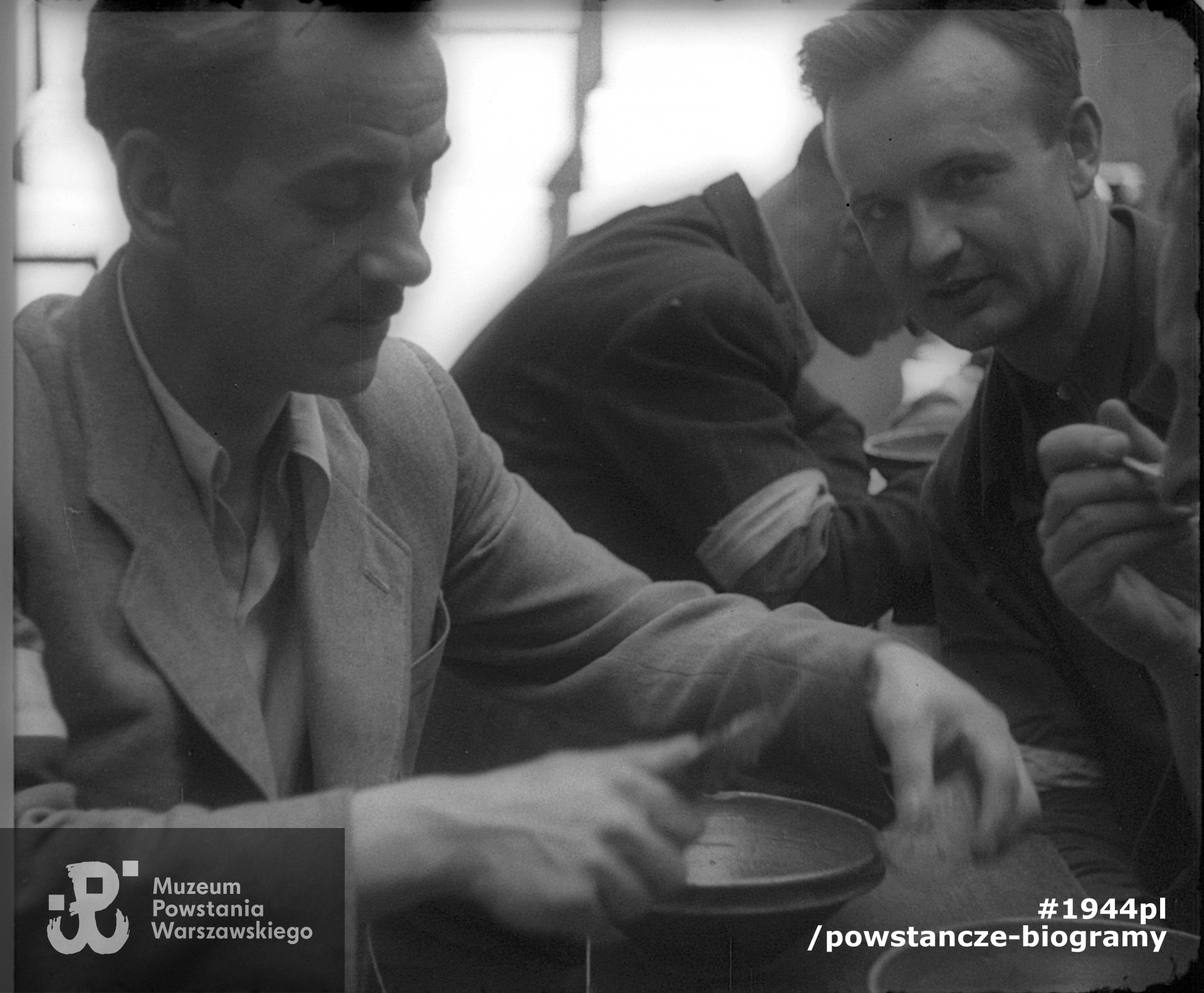 Por. Józef Marian Sosnowski, ps. Brzeziński widoczny z prawej strony. Zdjęcie filmowe z okresu Powstania. Ze zbiorów Muzeum Powstania Warszawskiego