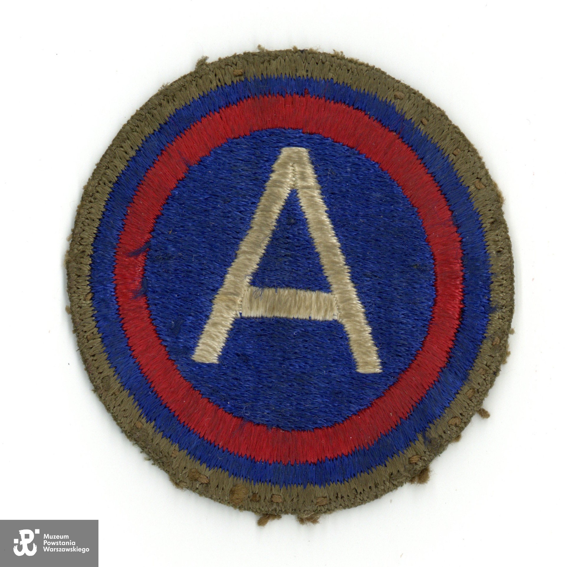 Naszywka mundurowa pochodząca ze spuścizny po Aleksandrze Taffie, brak bliższych informacji na temat obiektu. Ze zbiorów rodzinnych, udostępniła wnuczka Powstańca, p. Paulina Taff. Skany wykonano w Muzeum Powstania Warszawskiego, 06/2024