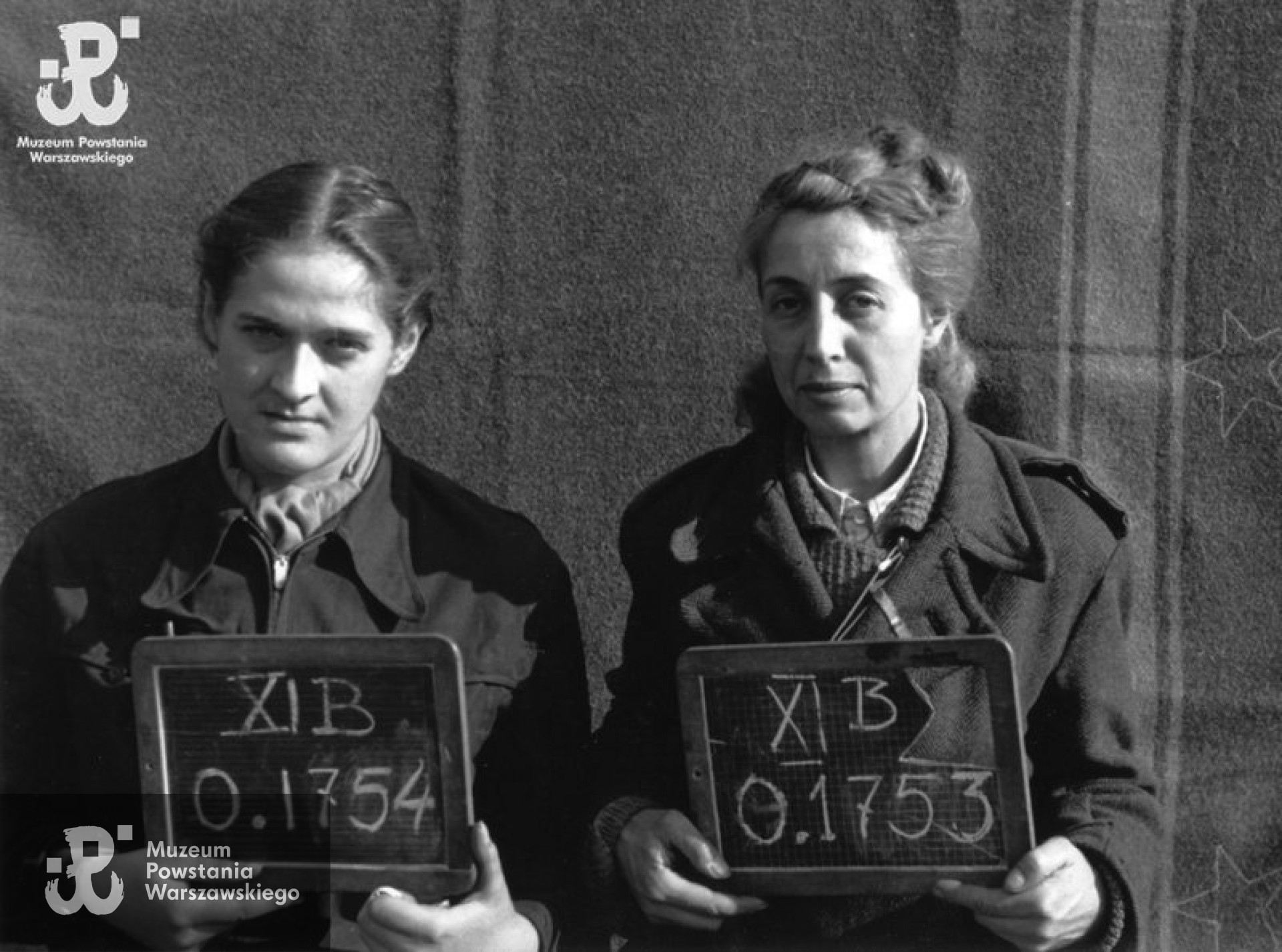 Fotografia z obozu jenieckiego w Fallingbostel XI B. Po lewej z numerem jenieckim 0.1754 ppor. Alicja Zwierzewicz "Zyta", obok 0.1753 ppor. Jolanta Kalpas-Jaworska "Klara, Biała" (po prawej). Fot. ze zbiorów Muzeum Powstania Warszawskiego, sygn. MPW-IP/4461