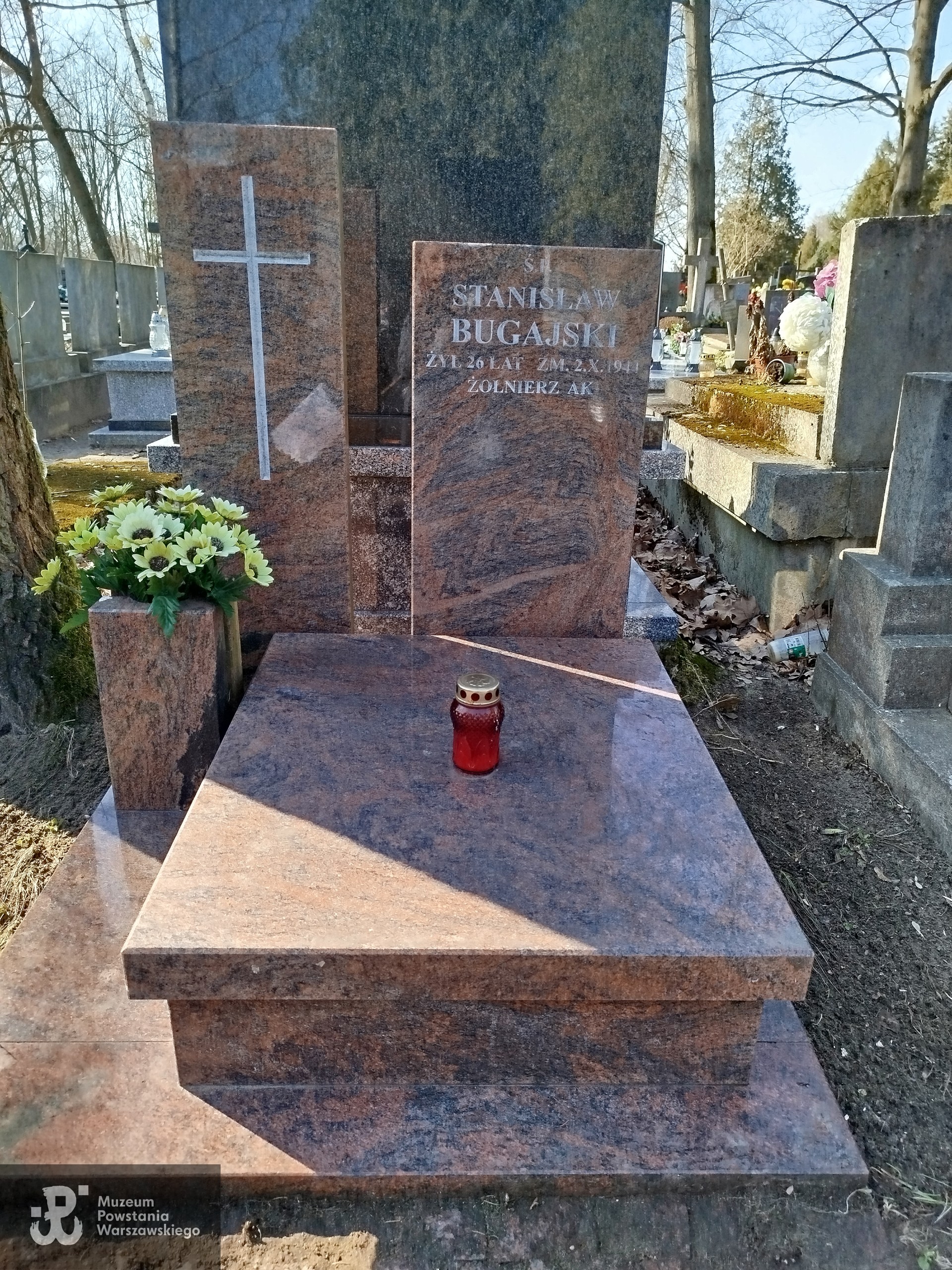 Cmentarz parafialny w Milanówku,  kwatera XVII, rząd 4, grób 23, miejsce pochowania Stanisława Bugajskiego ps. Staszek. Fot. Maria Smoleń.