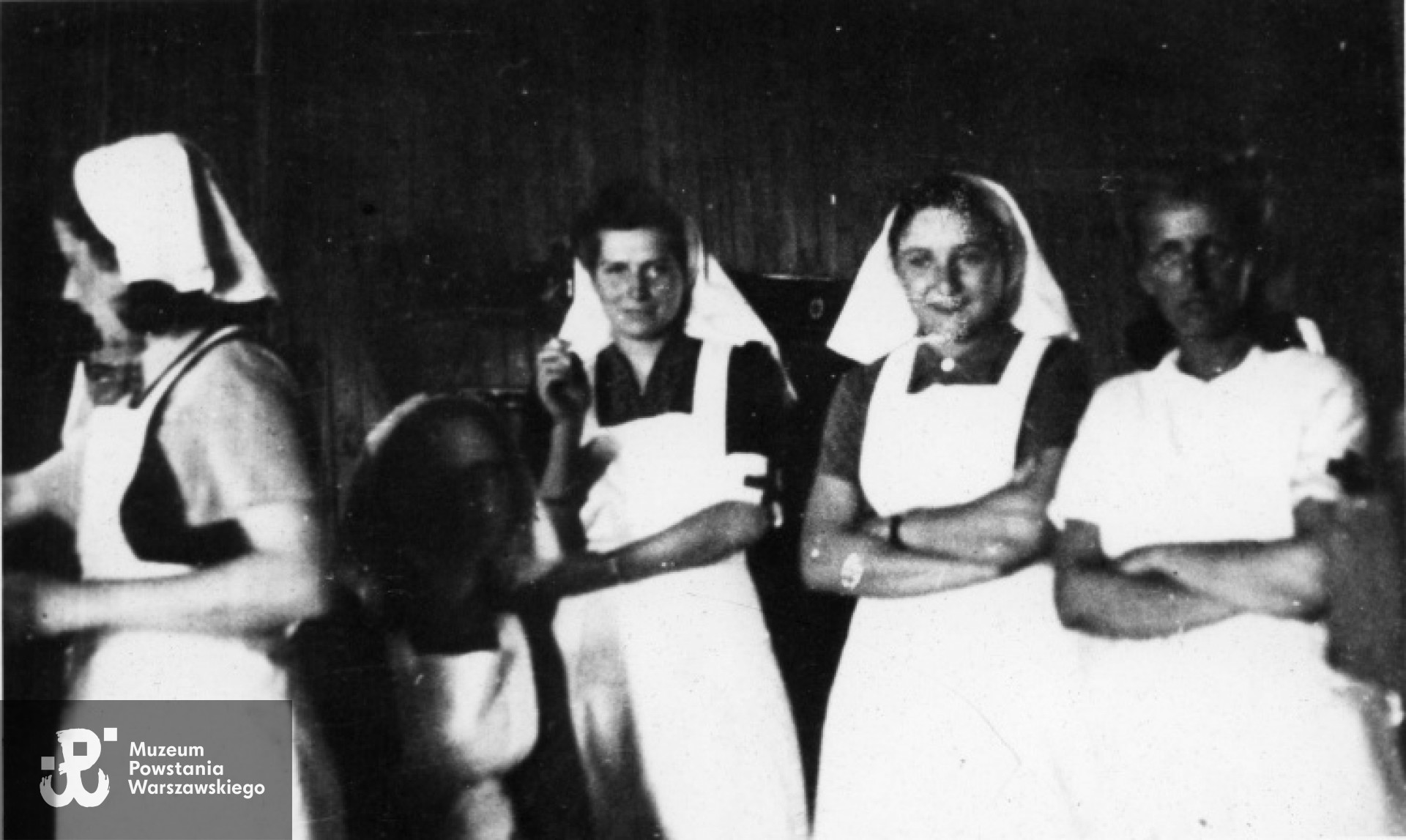 Od lewej: Helena Grossówna ( komendantka komanda „łaźnia i pralnia” w Oberlangen), obok Wanda Bzdęga,  Amelia Draber, NN.