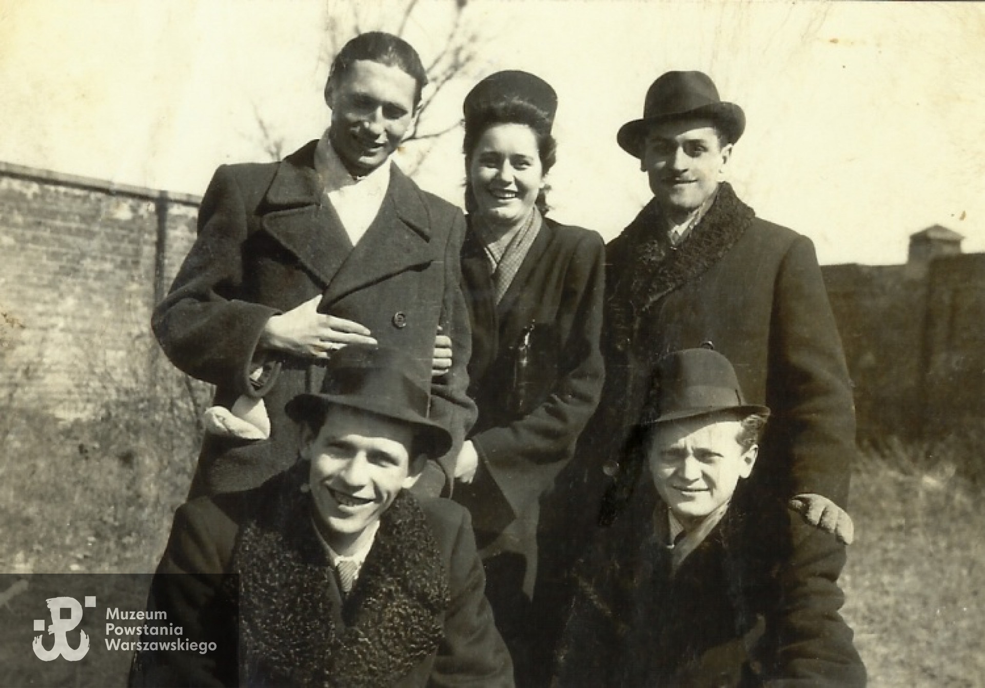 Na dole od prawej prawej: Henryk Rybicki ps. "Lech", obok z lewej Jan Nastkiewicz ps. "Kotwica". Z tyłu z lewej stoi Eugeniusz Wożniak ps. "Mruk", w środku Jadwiga Miszczyńska ps. "Jagoda" (mieszkała na ul. Zakroczymskiej 2), pozostali NN.