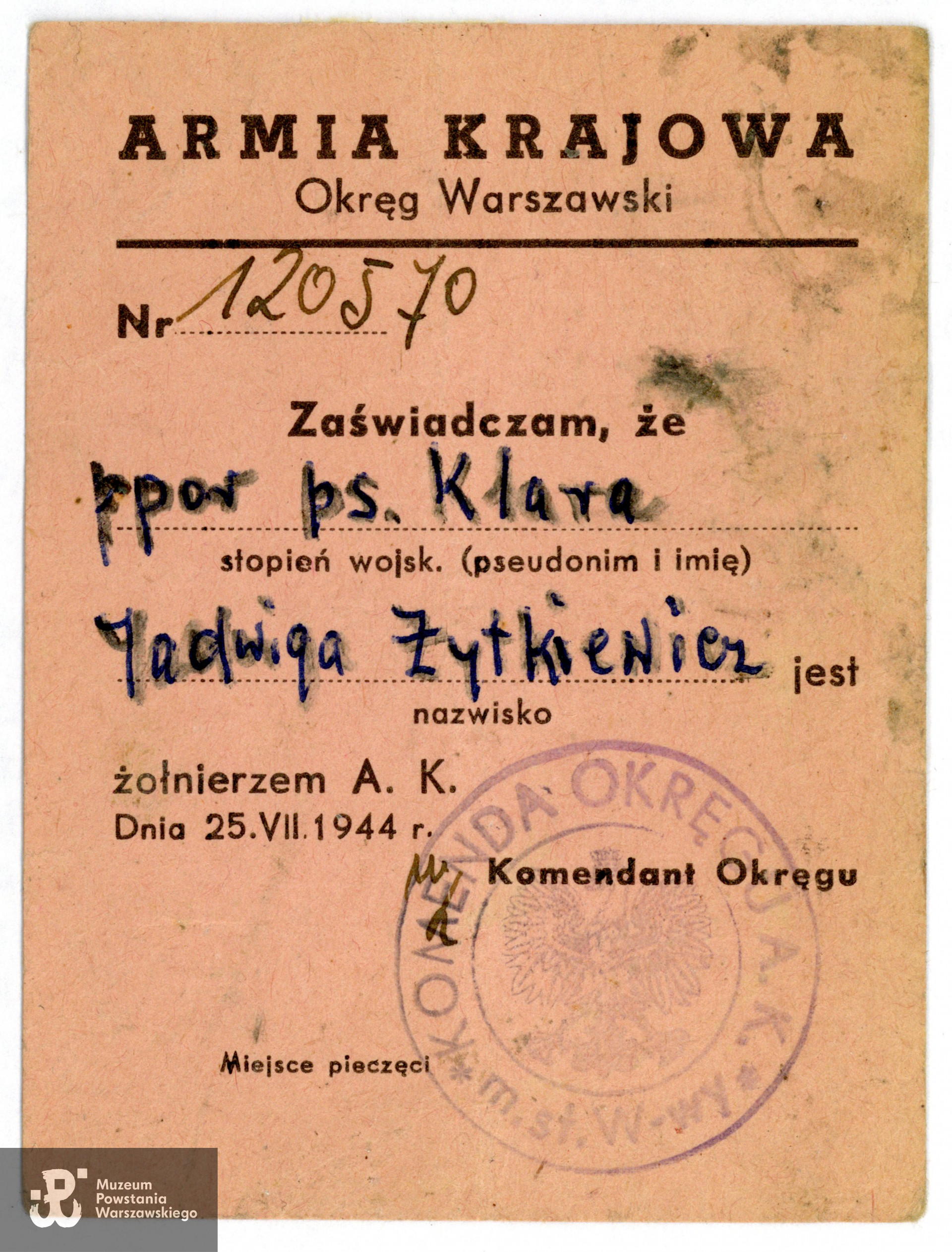 Należąca do Natalii Jadwigi Żytkiewiczowej legitymacja Armii Krajowej nr 120570 wystawiona 25 VII 1944 dla ppor. Klary - [sic!] Jadwigi Żytkiewicz. Dokument ze zbiorów rodzinnych p. Elżbiety Kozikowskiej z d. Chomentowskiej, bratanicy. Skany wykonano w Muzeum Powstania Warszawskiego, 05/2023
